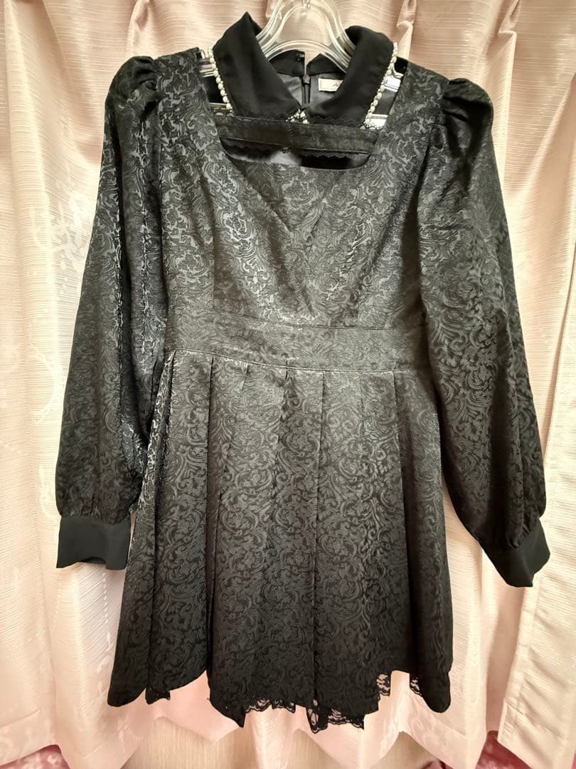 Ank Rouge Ankh neckline pleat dress
