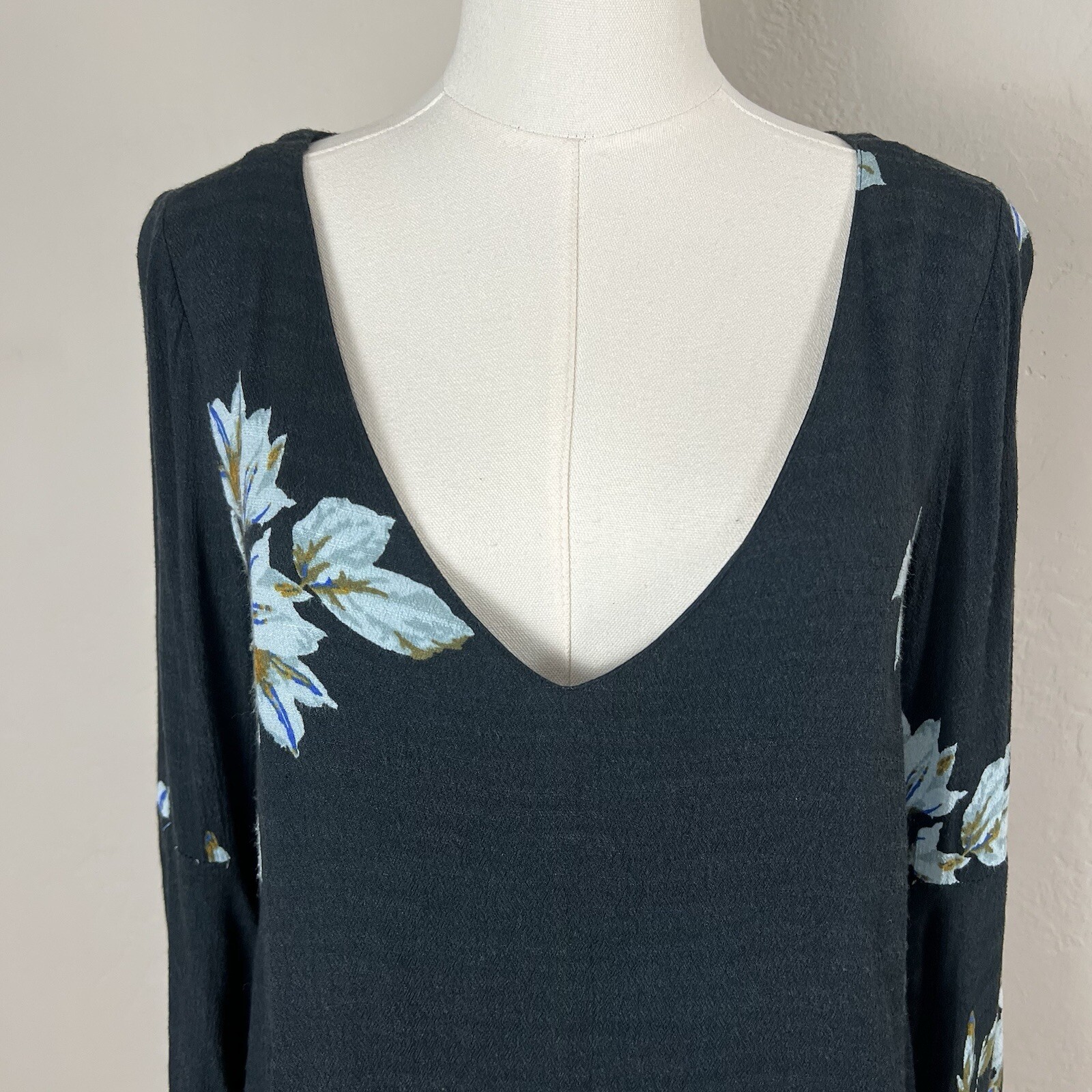 Free People Wanderer Mini Dress Gray Floral Cutout Long Bell Sleeve Lace Size XS