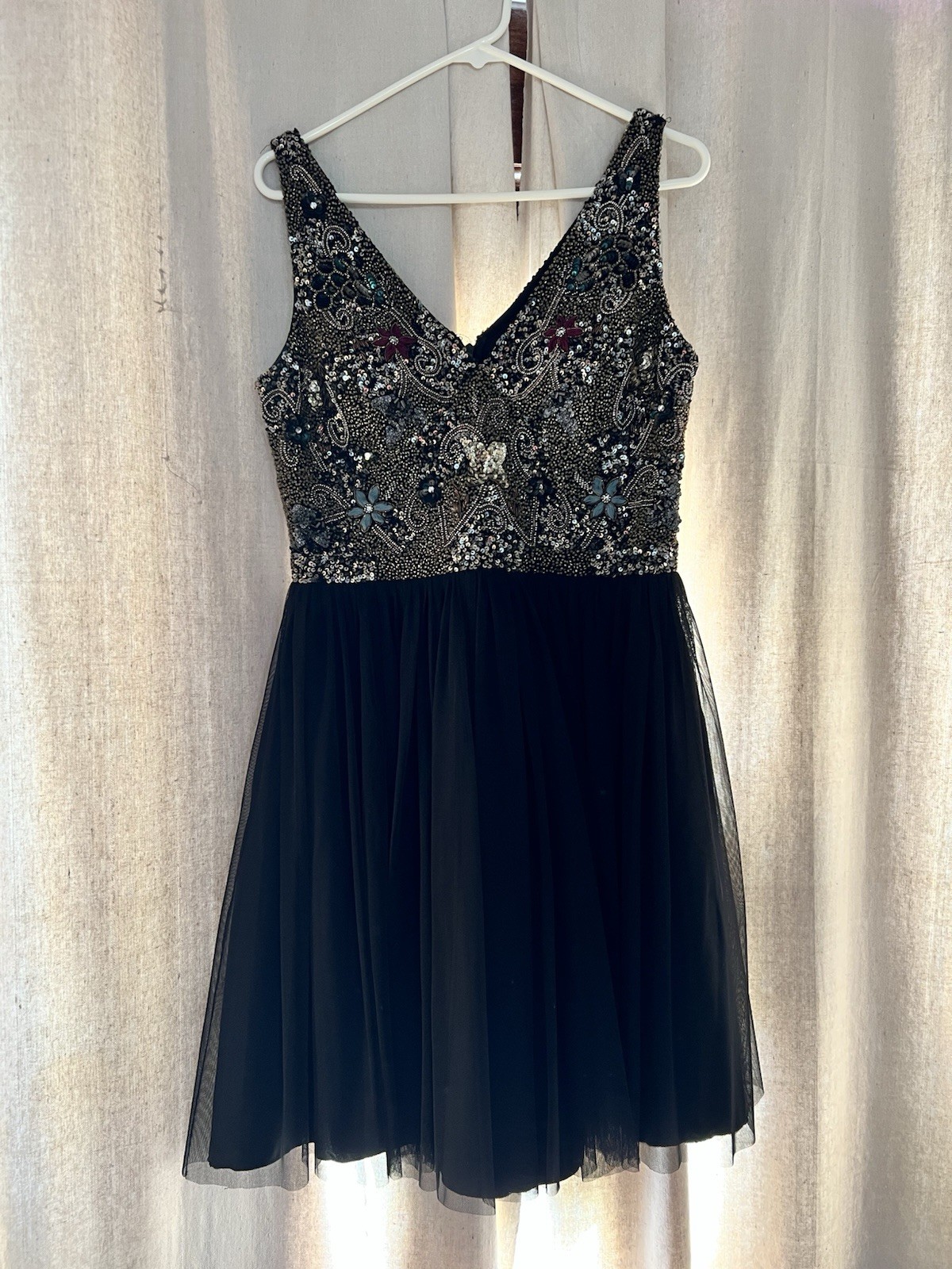 Adrianna Papell Black/Silver Beaded Sequin V-Neck A-Line. Size 12