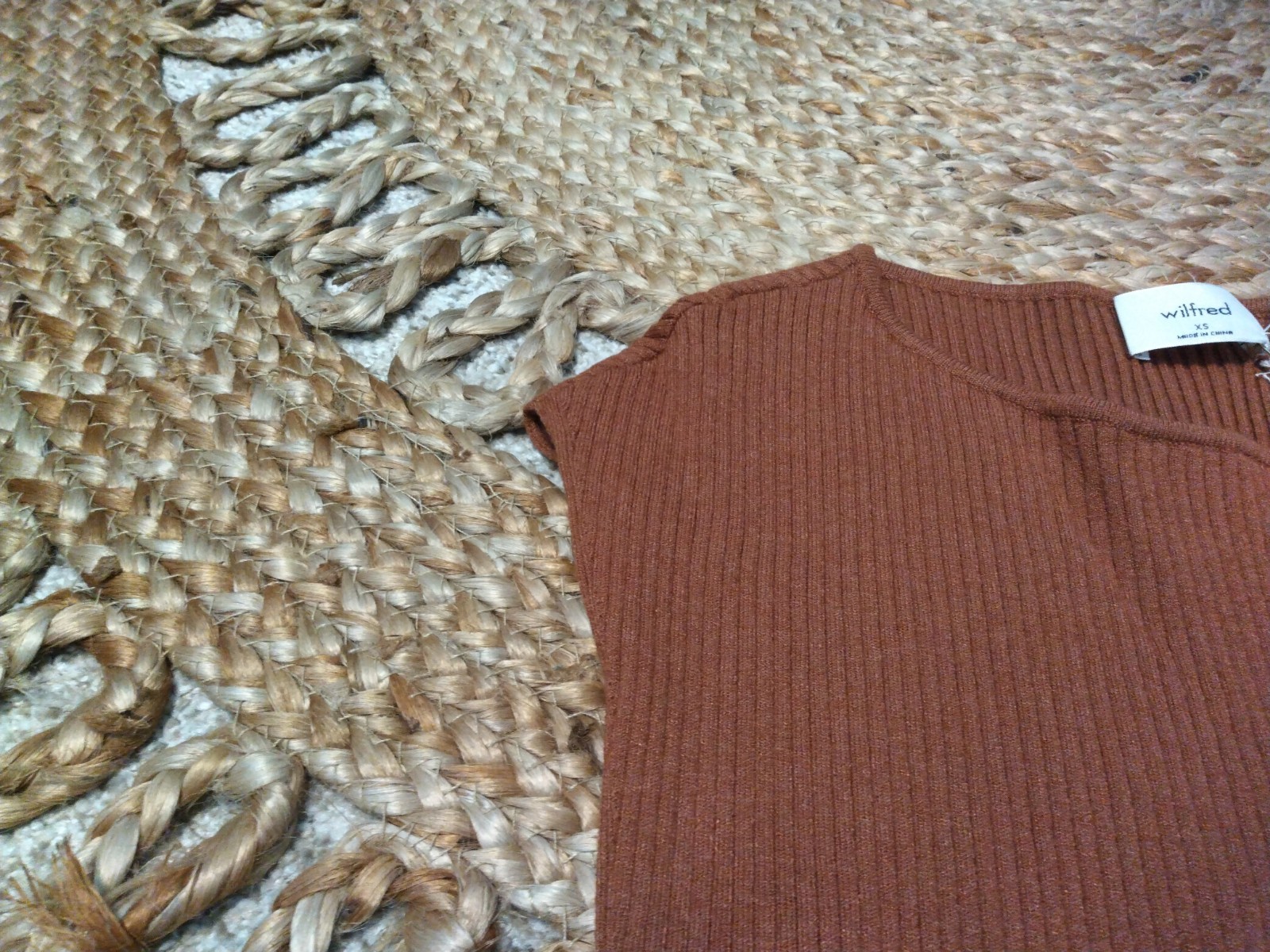 Aritzia Wilfred Brown Solid Ribbed Knit Cut-Out Round Neck Sleeveless – XS