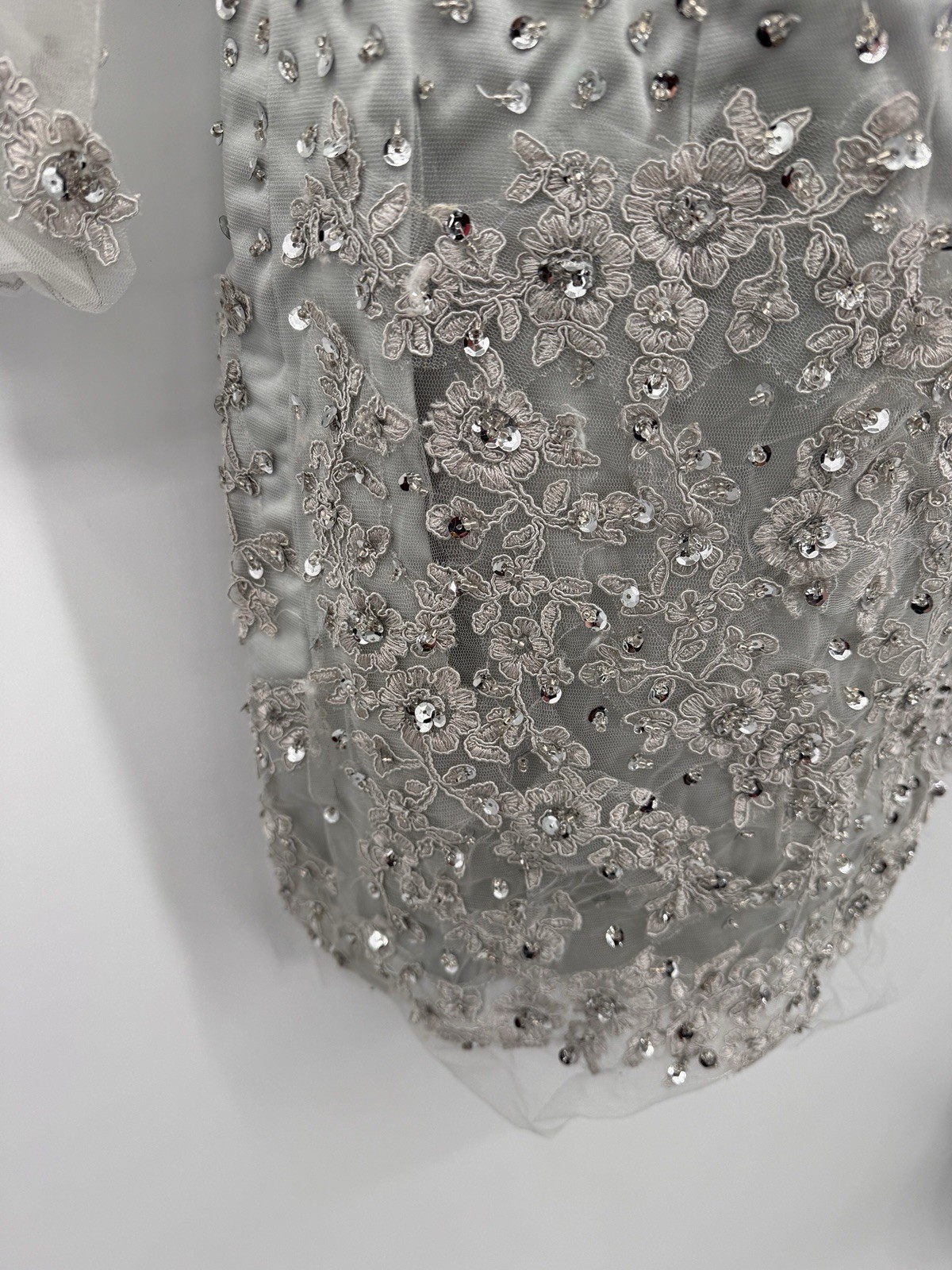 IZIDRESS Silver Heavily Sequined Beaded Lace V-Neck Short Sheath Dress 32″ Chest