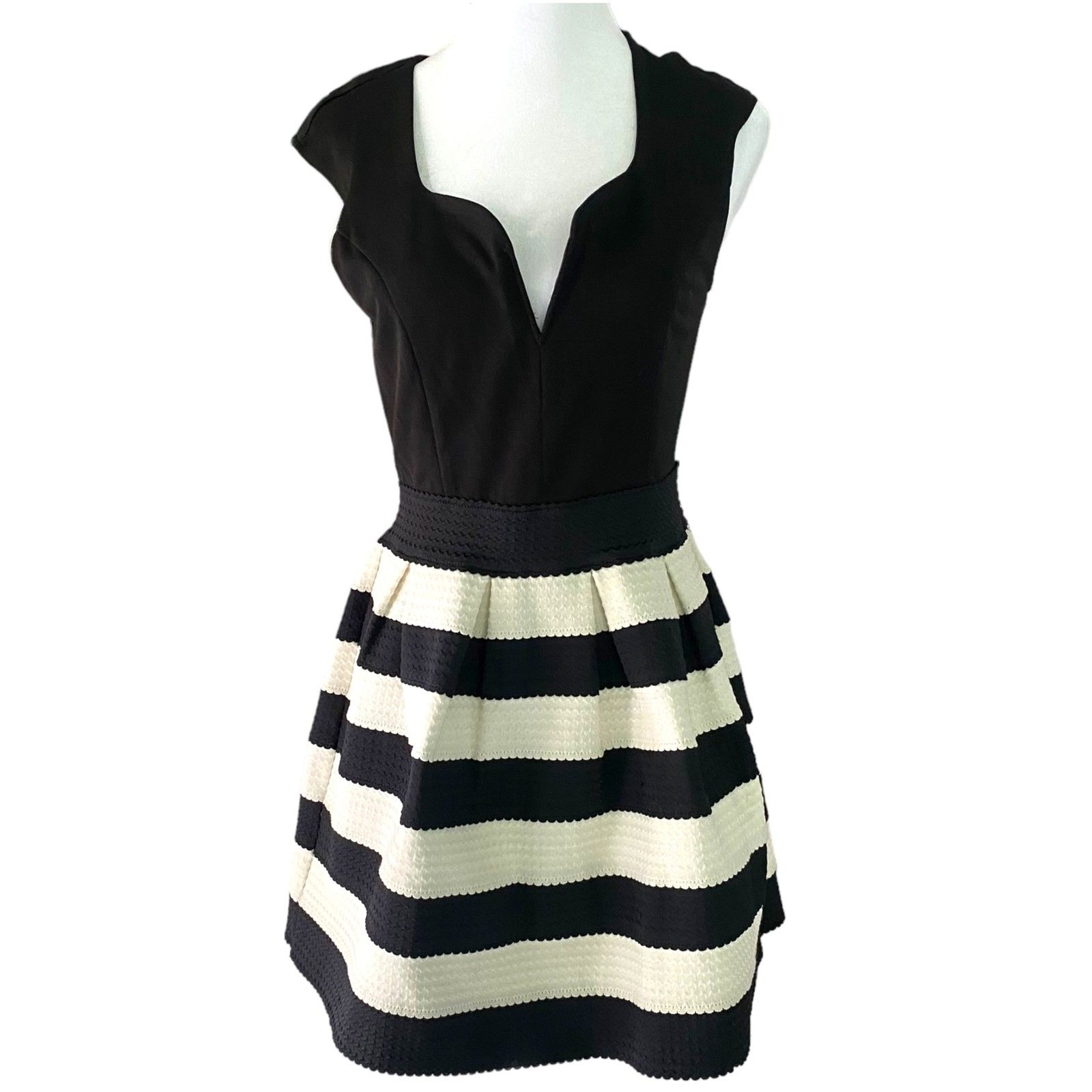 A’gaci Black and White Striped Fit and Flare Pleated Mini skirt Dress Large
