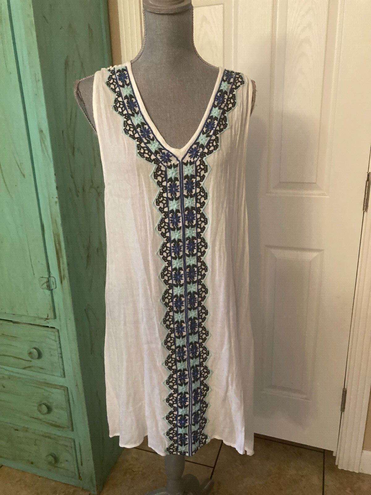 CUTE OPTIONS, SLEEVELESS, WHITE, EMBROIDERED, IRREGULAR HEMLINE, V-NECK DRESS, M