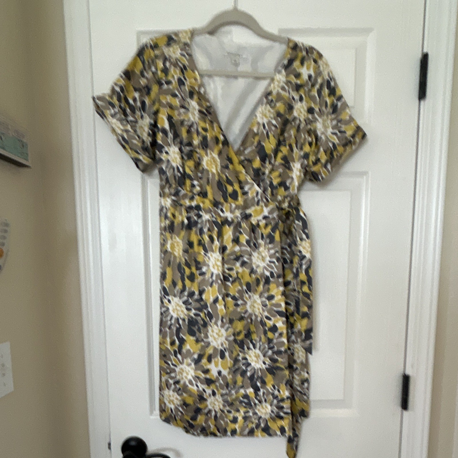 Banana Republic Wrap Dress Floral Yellow Gray White V-Neck Knee Lined Sz 6