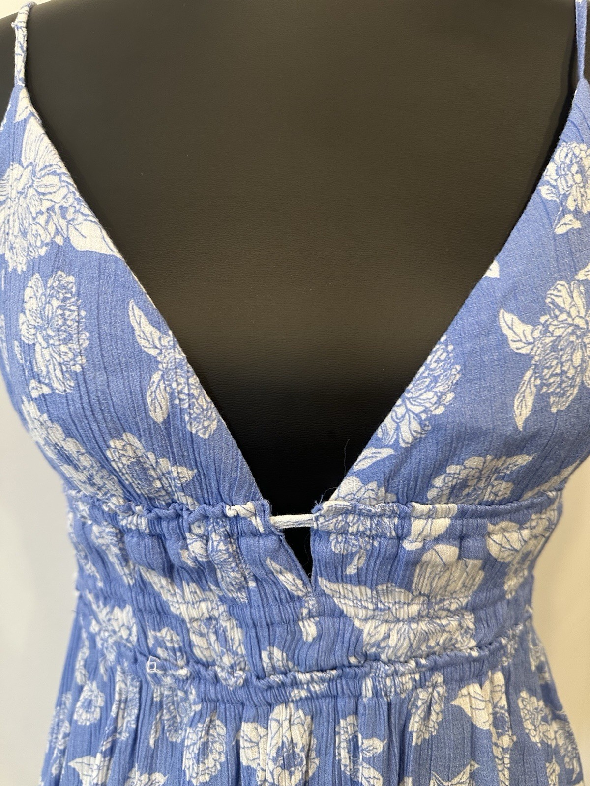Love Tree Boutique Floral Flowy Lightweight Summer V Neck Blue Dress M
