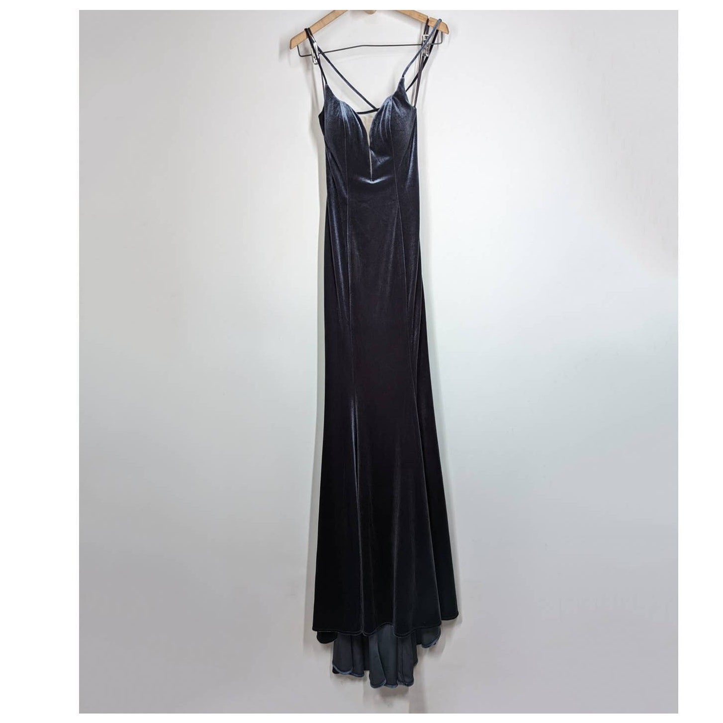 La Femme Plunge Neckline Sleeveless Velvet Mermaid Gown Charcoal Gray 4 Preowned