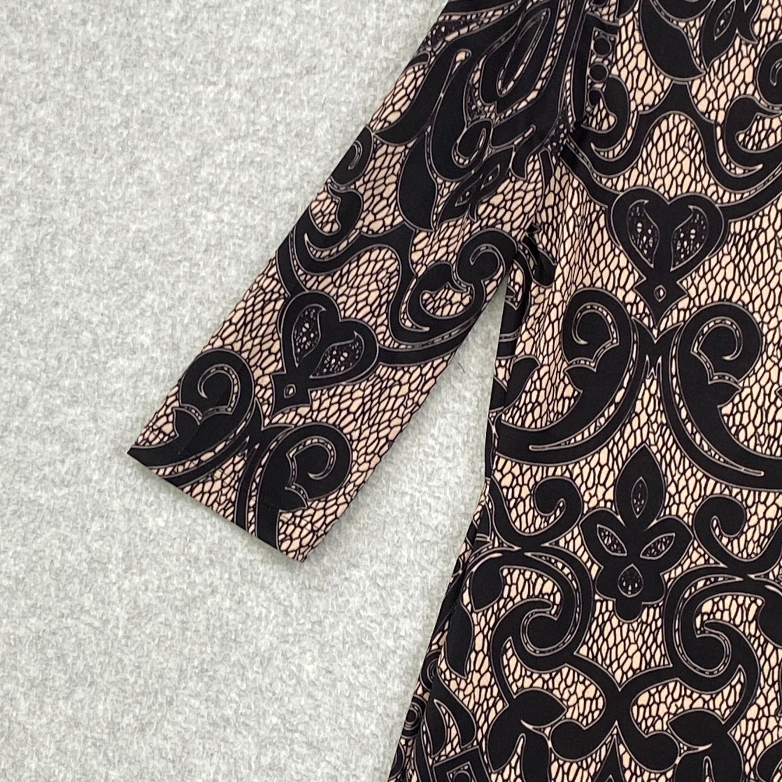 LBisse Sheath Dress Womens Medium Tan Black Scroll Print 3/4 Sleeve Stretch