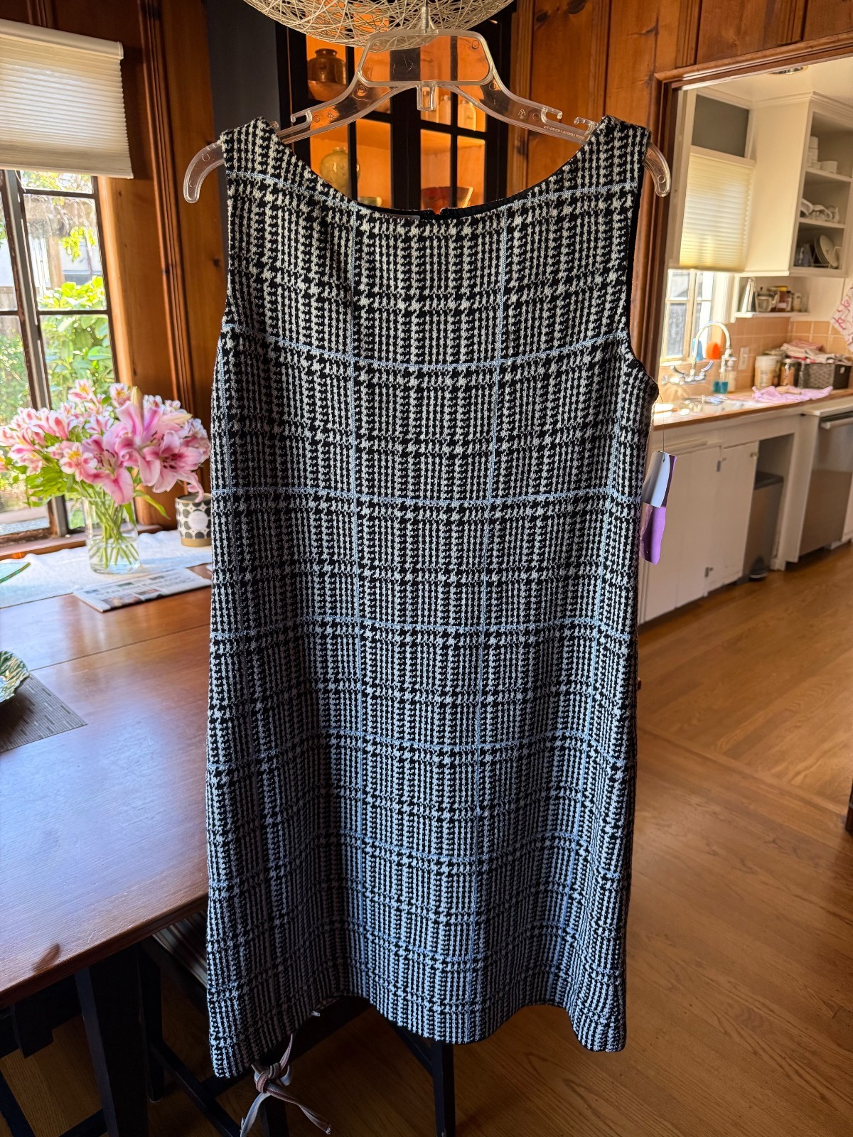 St. John Tweed Plaid in white black blue Sleeveless Sheath US Sz L Charity DS31