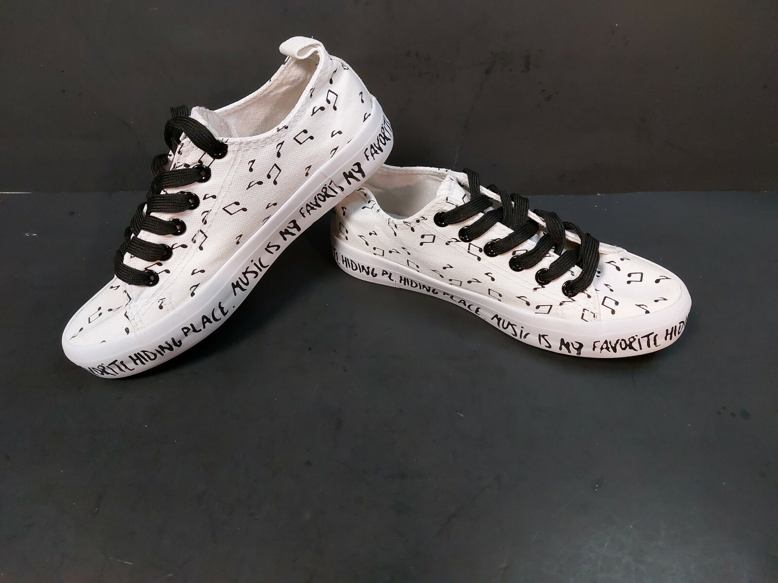 Hot Topic music note Shoes size 5 girls white black sneakers