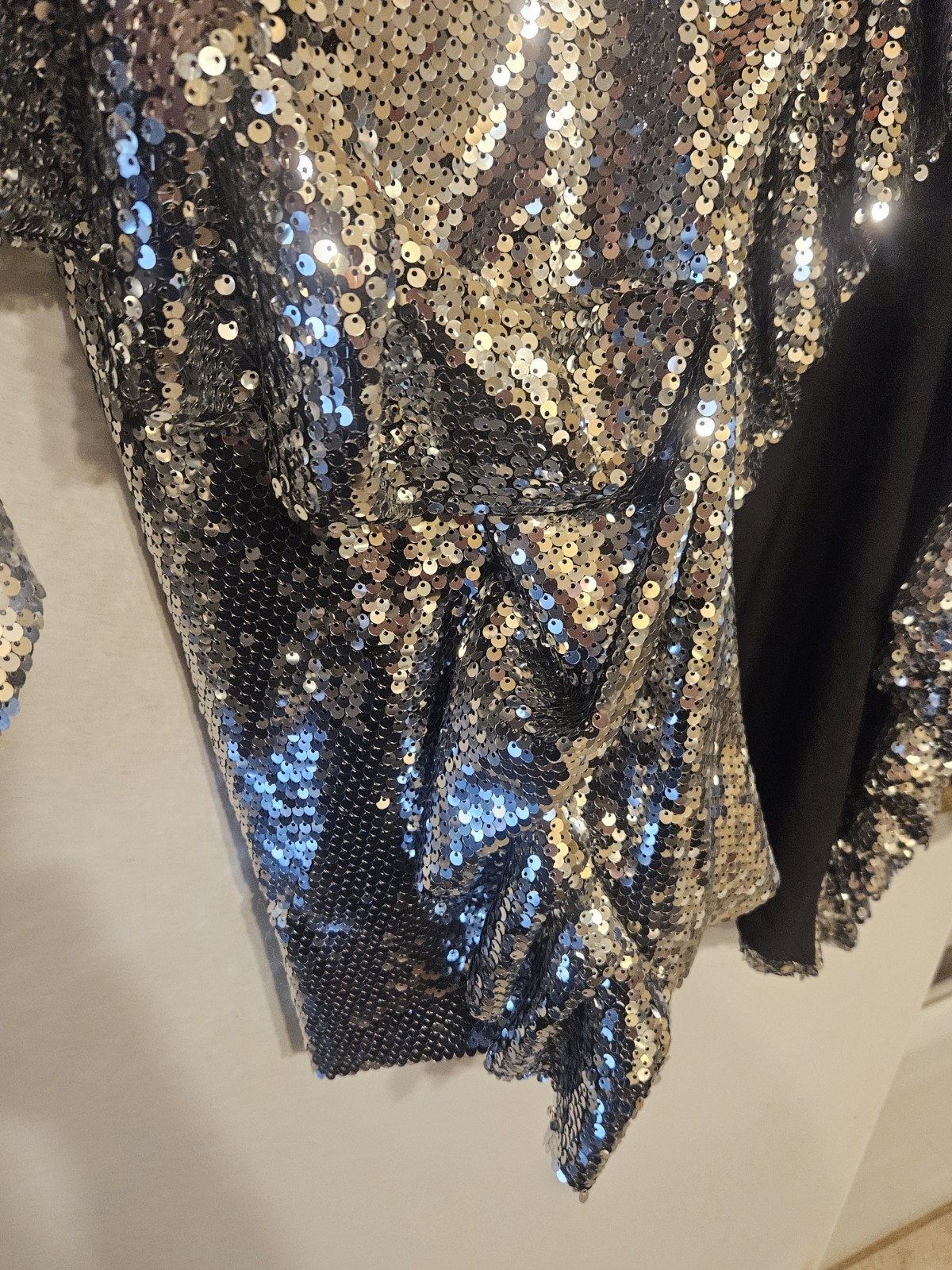 SEQUIN TOP OR DRESS SIZE LARGE ORIGINALLY 130.00 LONG SLEEVES NEW SILVER LINED