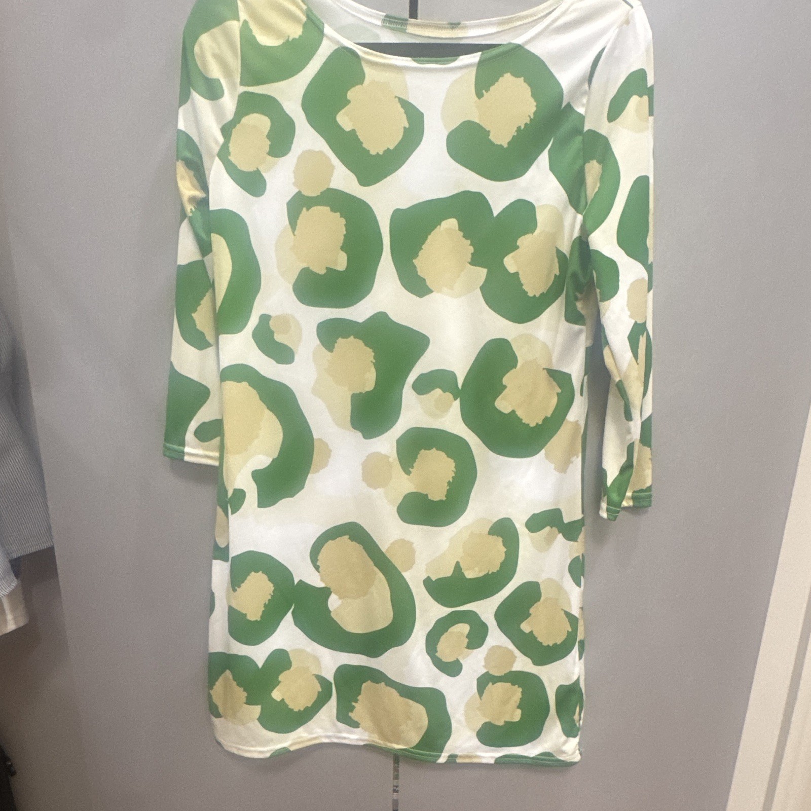 Emily McCarthy Size 2 White Green Beige Animal Print Shift Dress 3/4 Sleeve