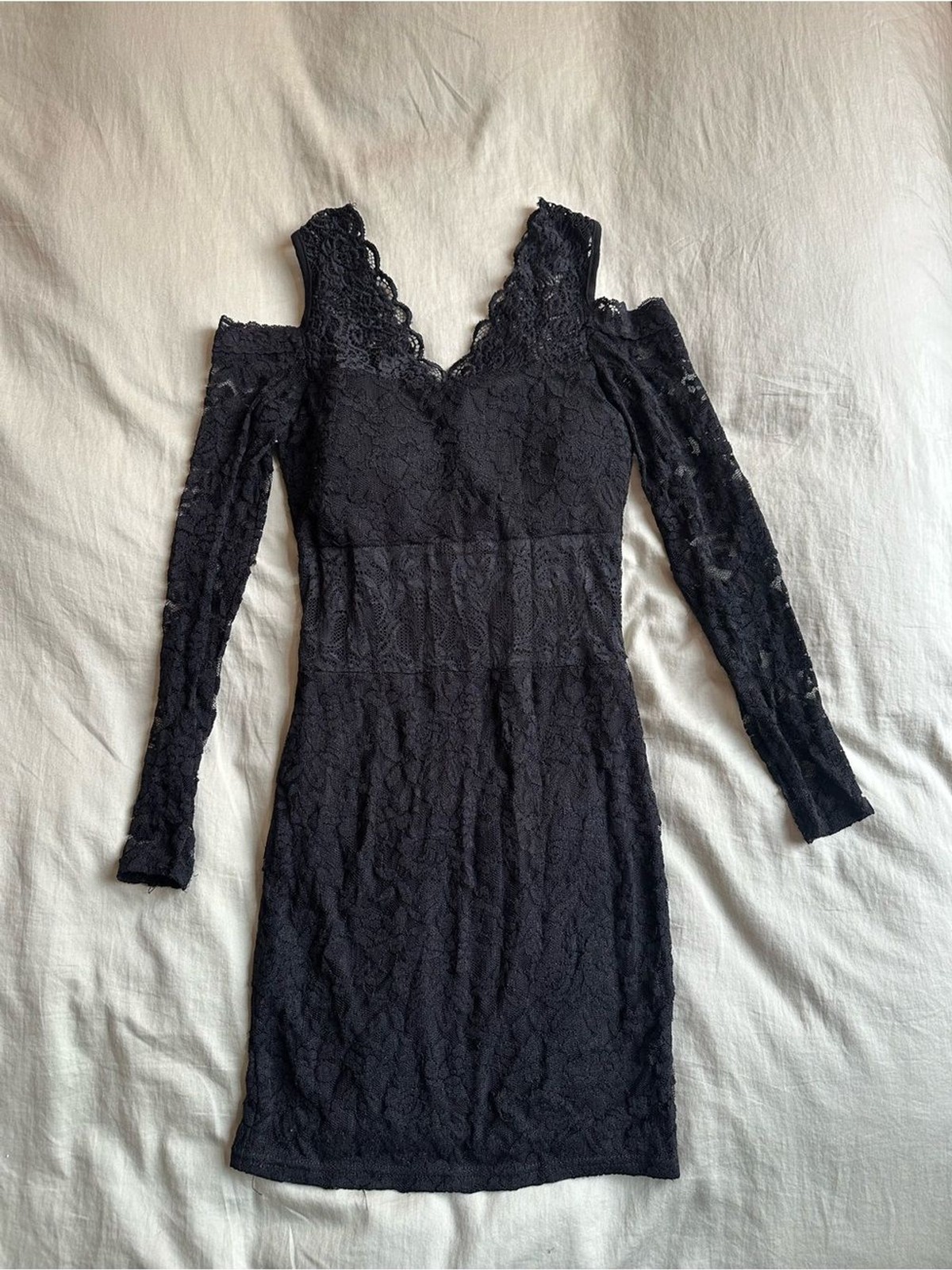 Elegant Black Lace Cold-Shoulder Long Sleeve Dress