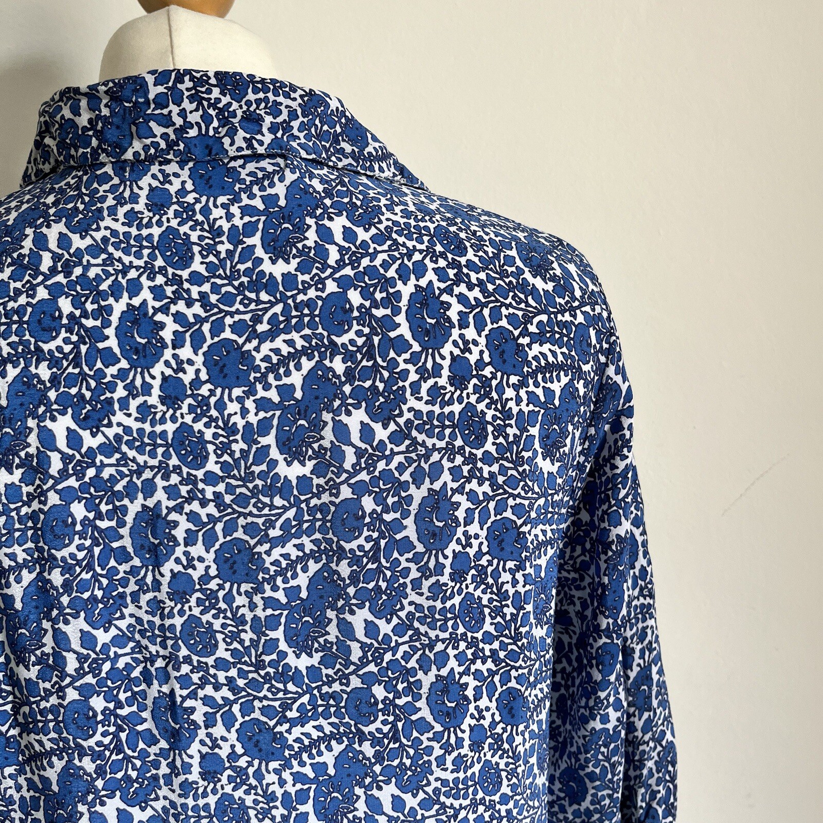 One Season Tunic Size Small Blue Patterned Collared 3/4 Sleeves Pockets Holiday