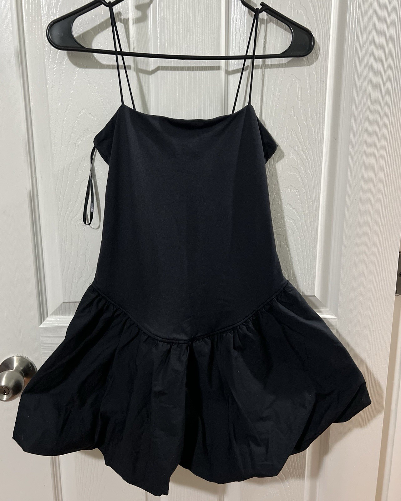 Forever 21 Poplin Balloon Bubble Hem Mini Dress in black. Spaghetti Straps. Sz M