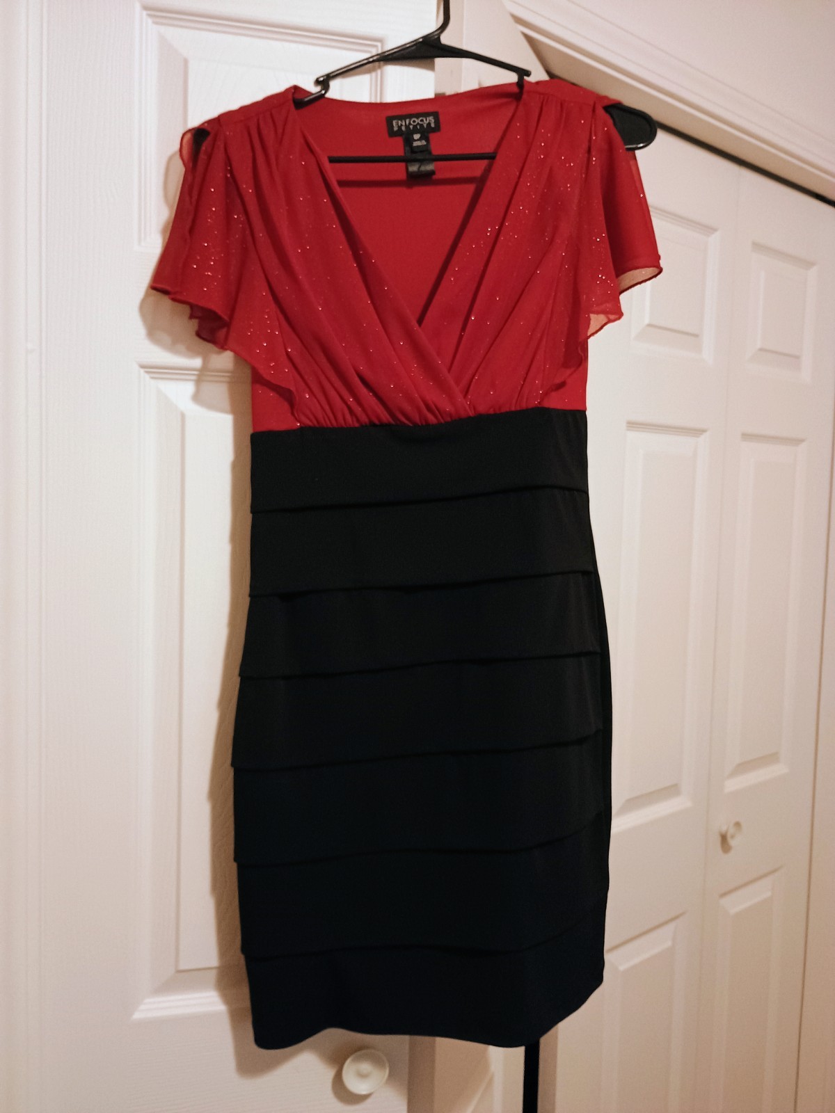 En Focus Petite 8P Red/Black Colorblock Glitter V-Neck Ruffle Sheath Dress