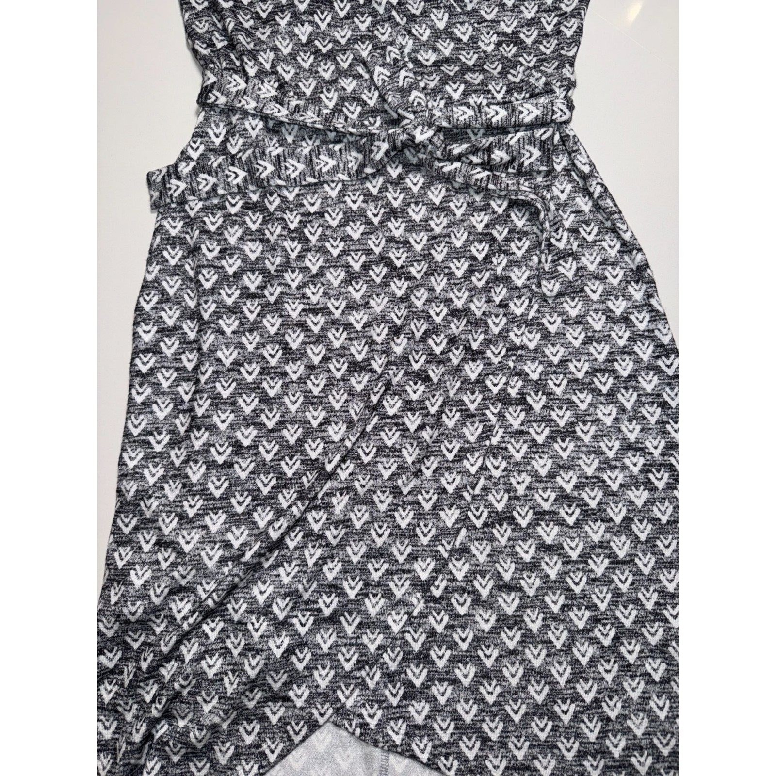 41 Hawthorn Small Sleeveless Faux Wrap Midi Dress Gray Chevron Tulip Hem