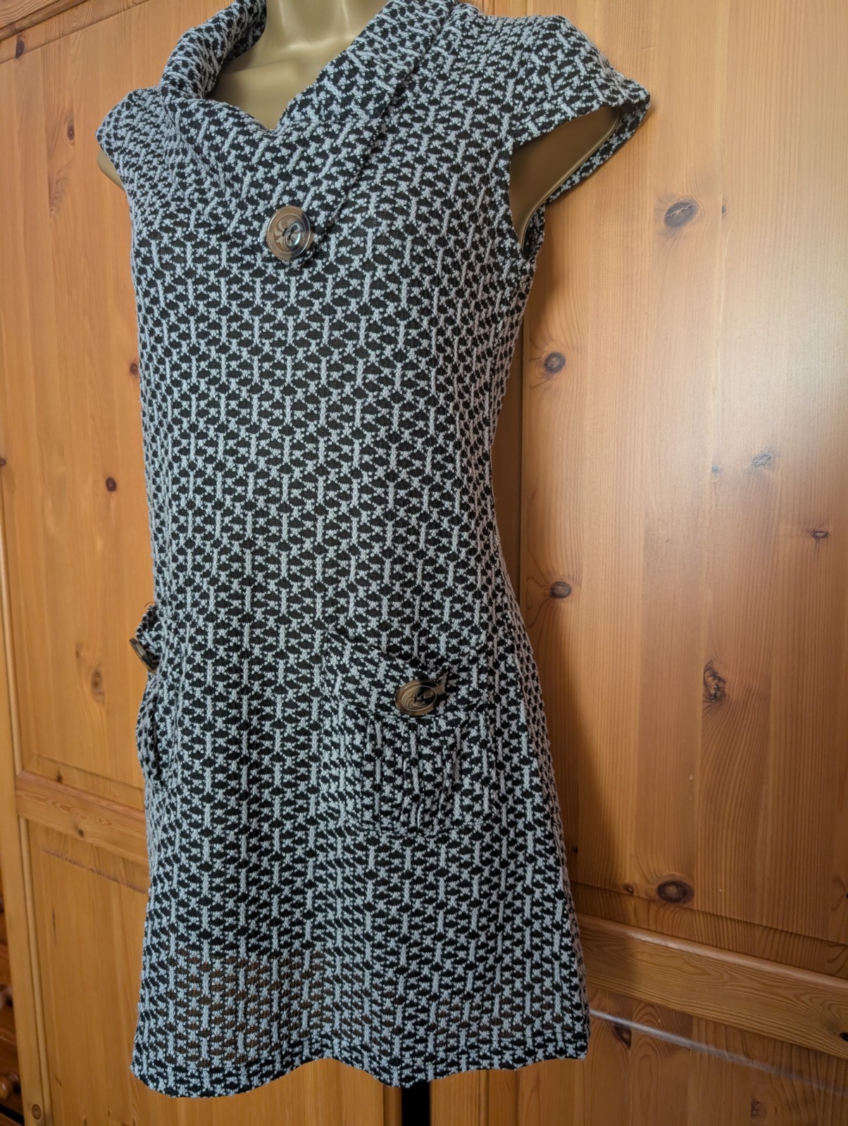 Izabel London Tunic Top / Dress Size 8. cowl neck. cap sleeve. textured knit