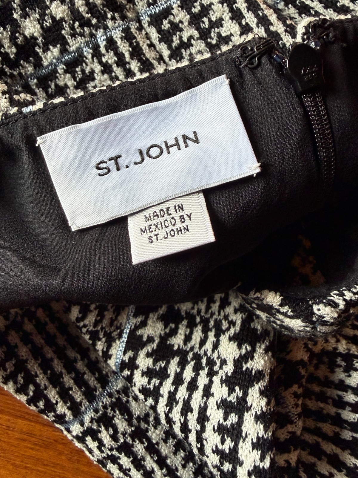 St. John Tweed Plaid in white black blue Sleeveless Sheath US Sz L Charity DS31