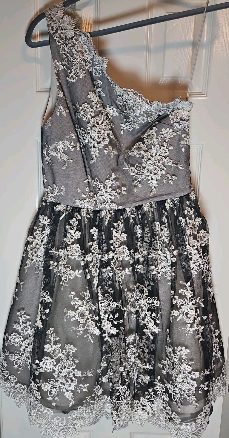 Alice + Olivia Black & Cream Lace One-Shoulder Dress – Size 6 – NWT