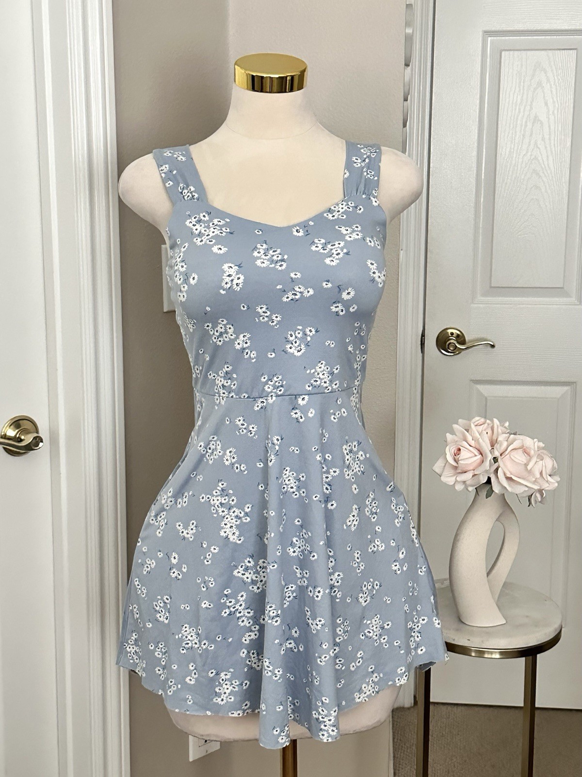 French Grey Powder Blue White Floral Mini Dress w/ Sweetheart Neckline Sz S