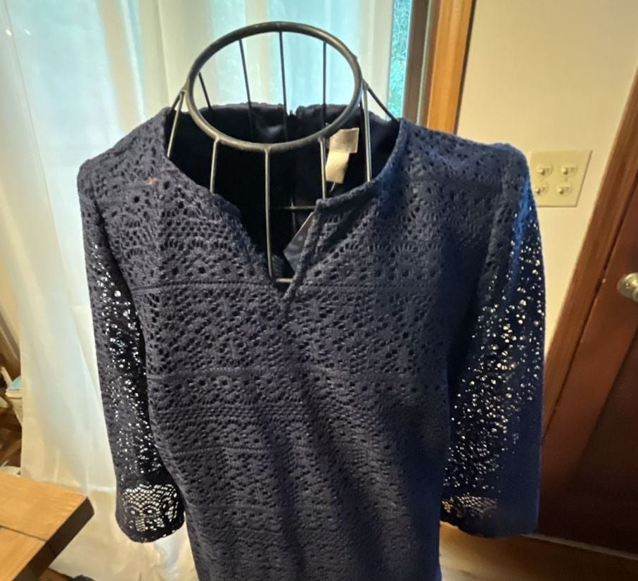 Chico’s Navy Blue Lace Overlay Sheath 3/4 Sleeve Notch V-Neck Dress