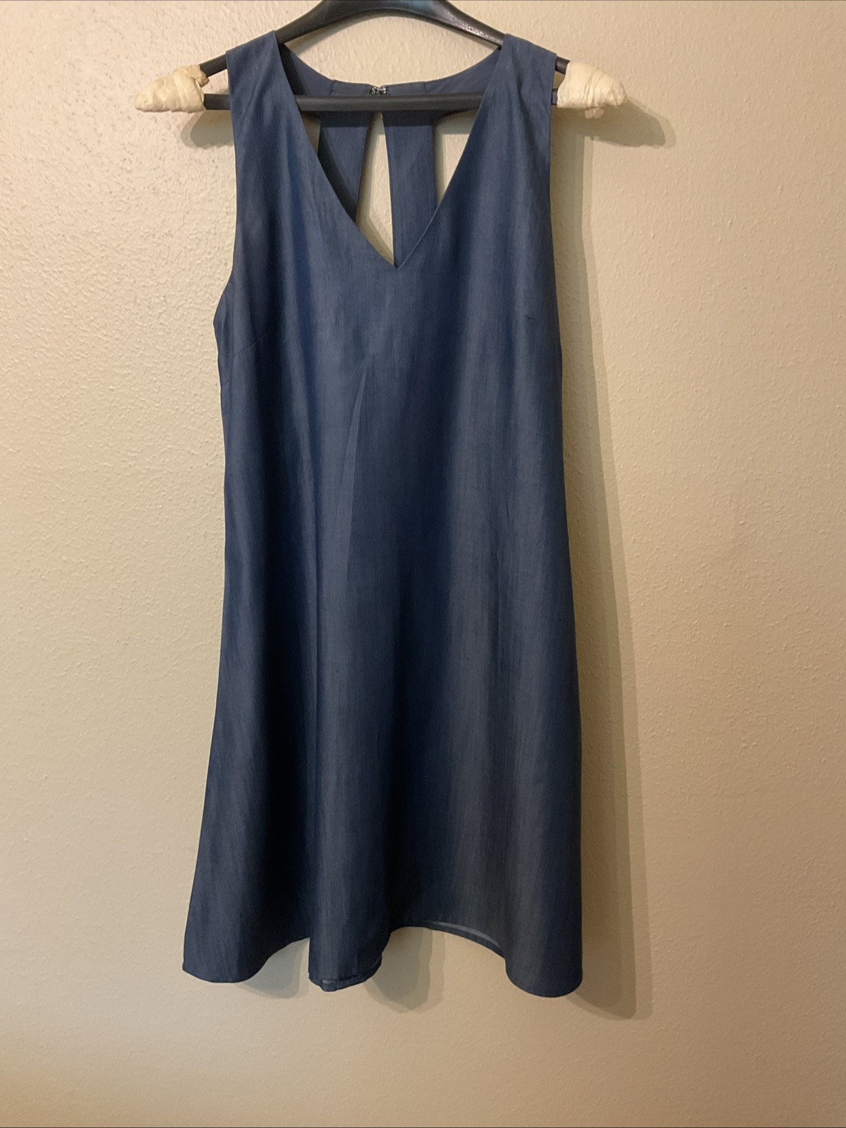 Kaari Blue Soft Chambray Dress V Neck Shift Dress Statement Back Cut Out Size 6