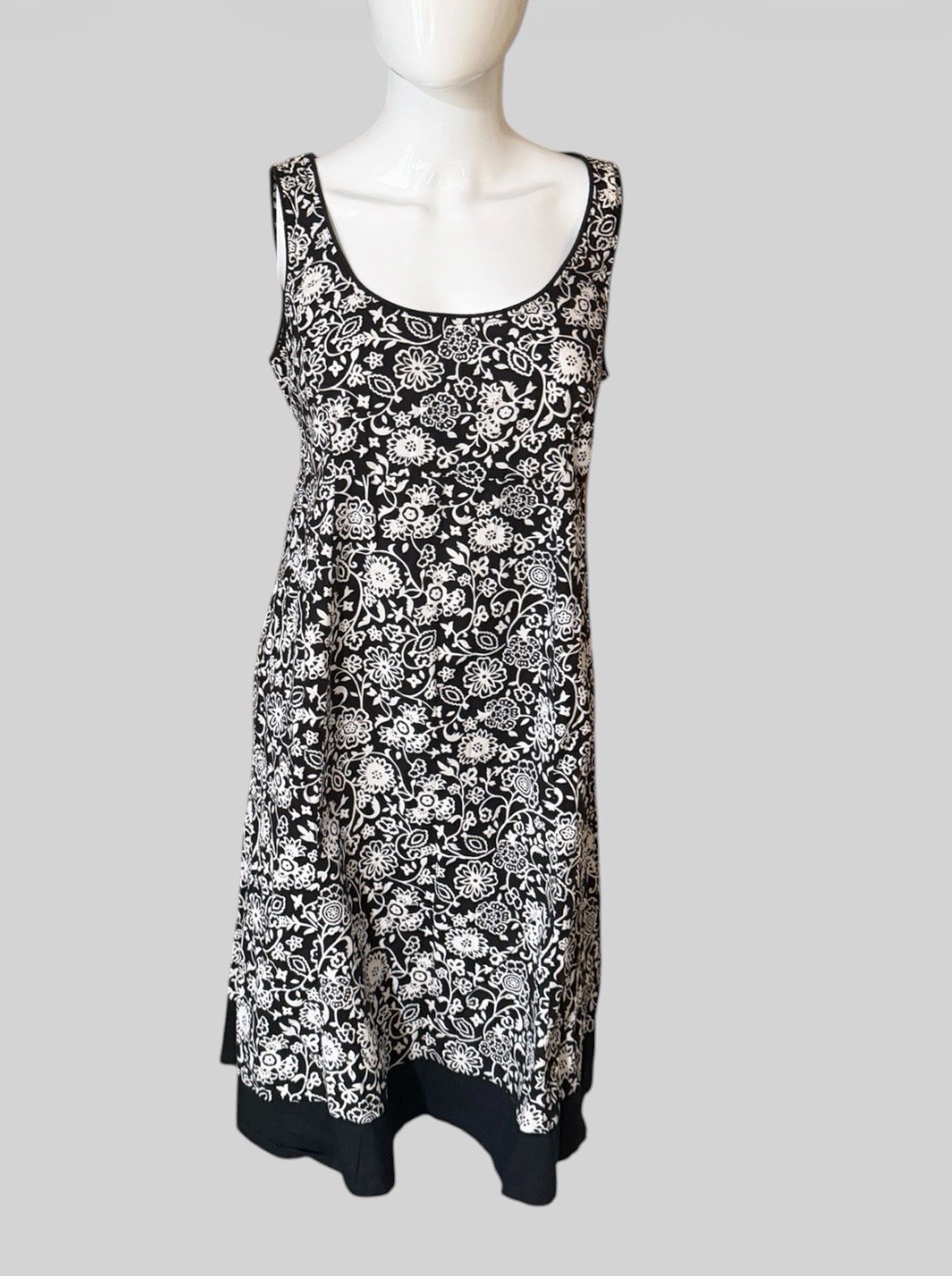 Motherhood Maternity Black White Floral Sleeveless Dress Womens Medium Midi