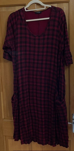 Yours size 20 elbow sleeved pull-on shift dress, round neck, outside pockets