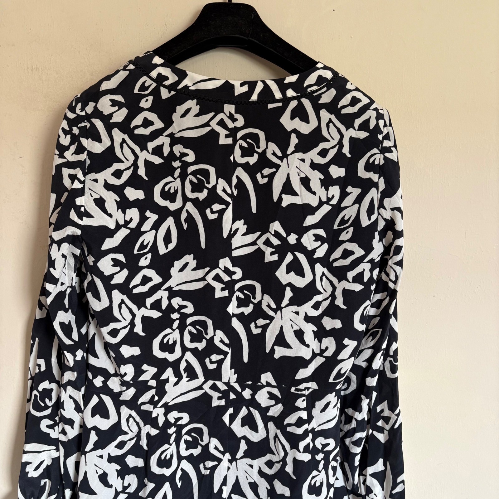 Tanya Taylor Black and White Silk Abstract Print V-Neck Mini Dress Size 10