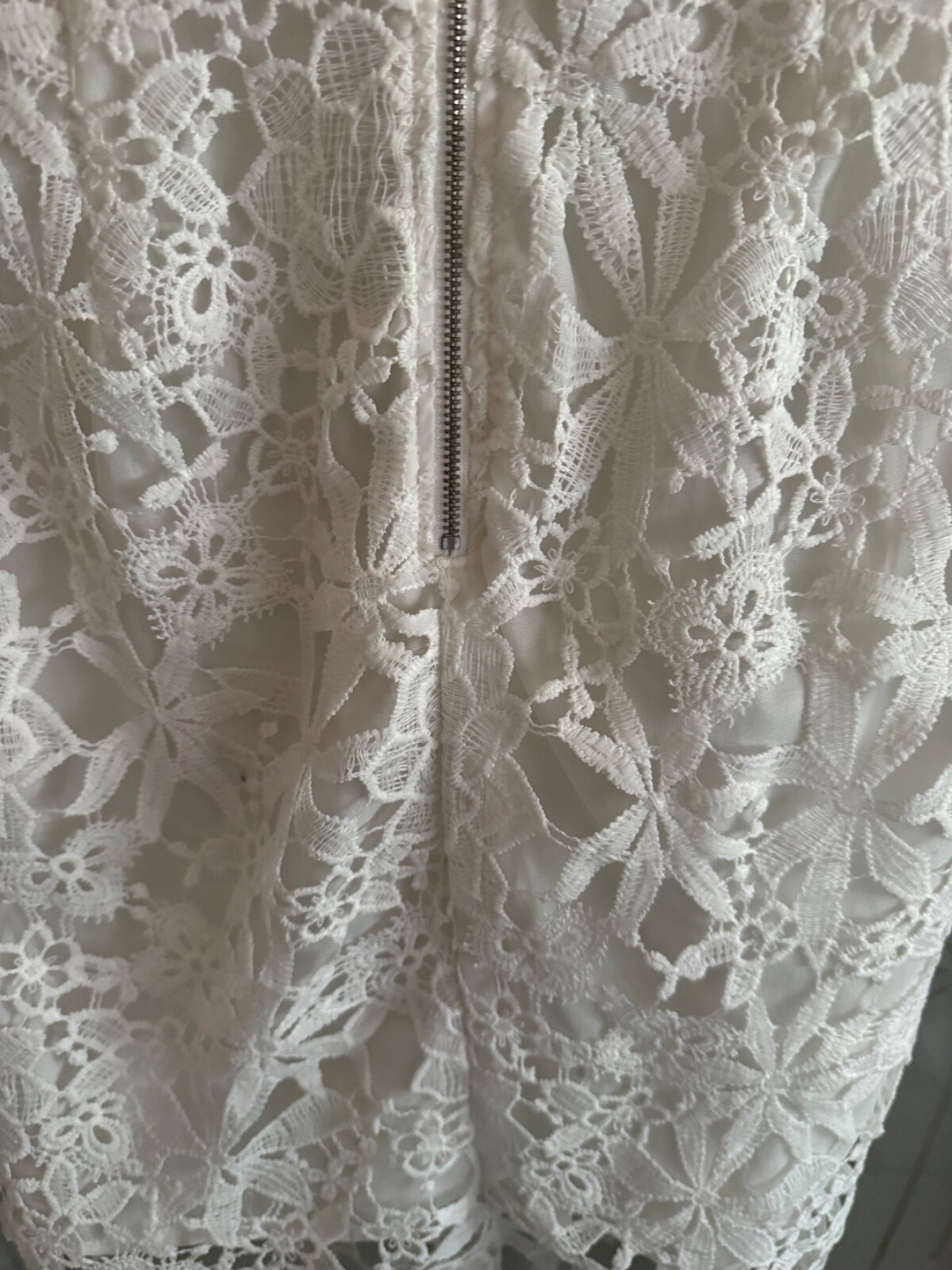 DO+BE SIZE MEDIUM WHITE FLORAL Collar LACE Crochet Overlay Lined Back Zip