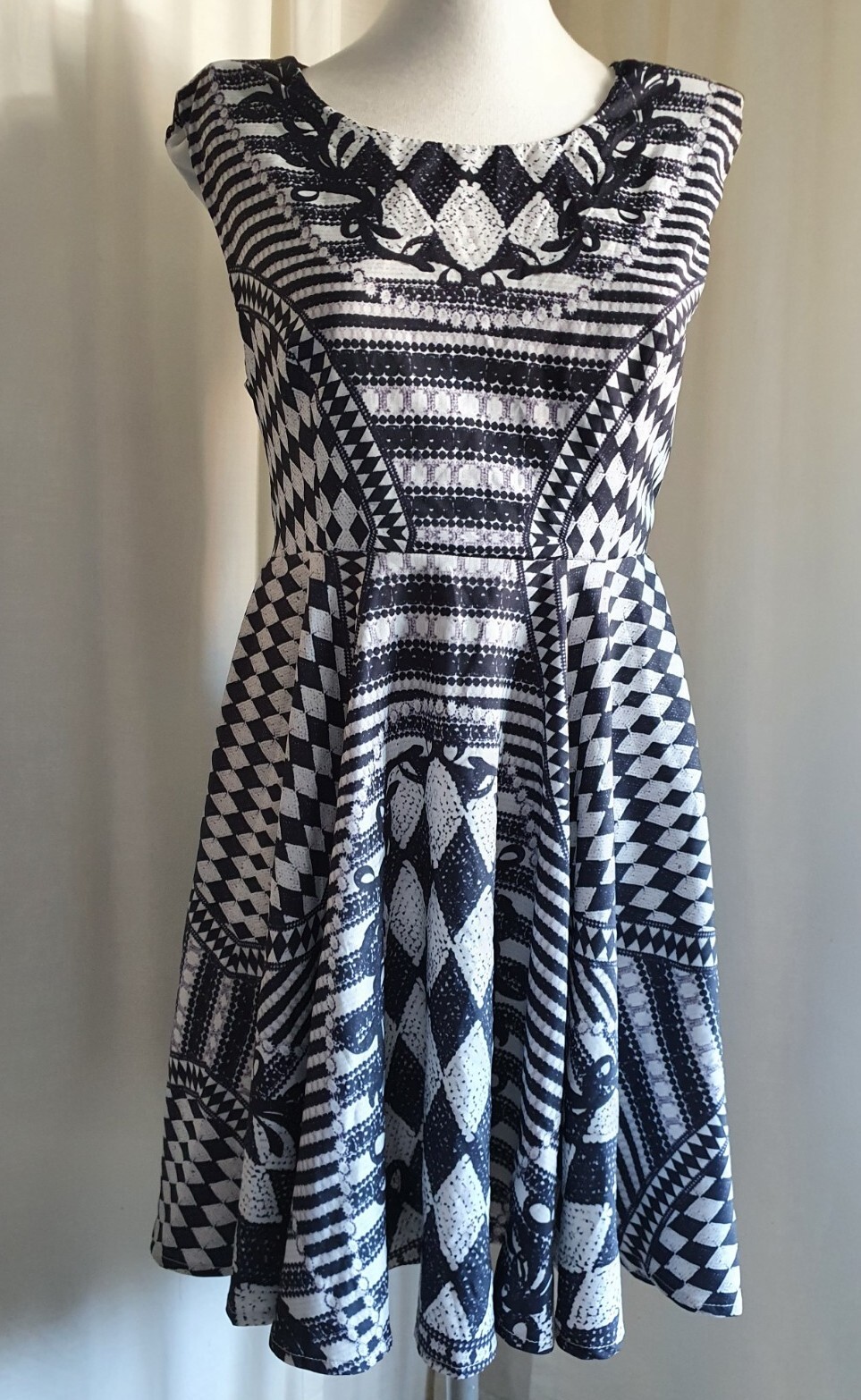 Black and White Harliquin Skater Dress Size 14 Ginger fizz (AV4-5)