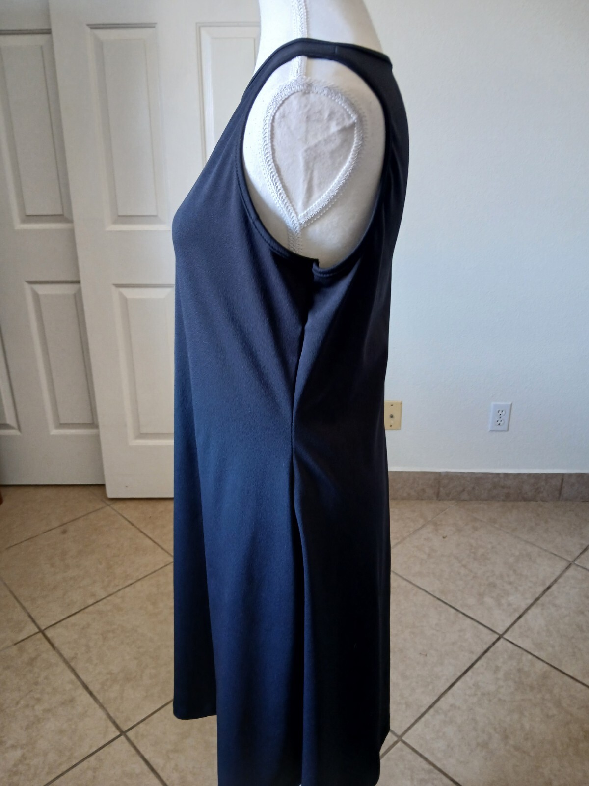 Basic Equipment Womens Black sleeveless dress Size large Round Neck Basic