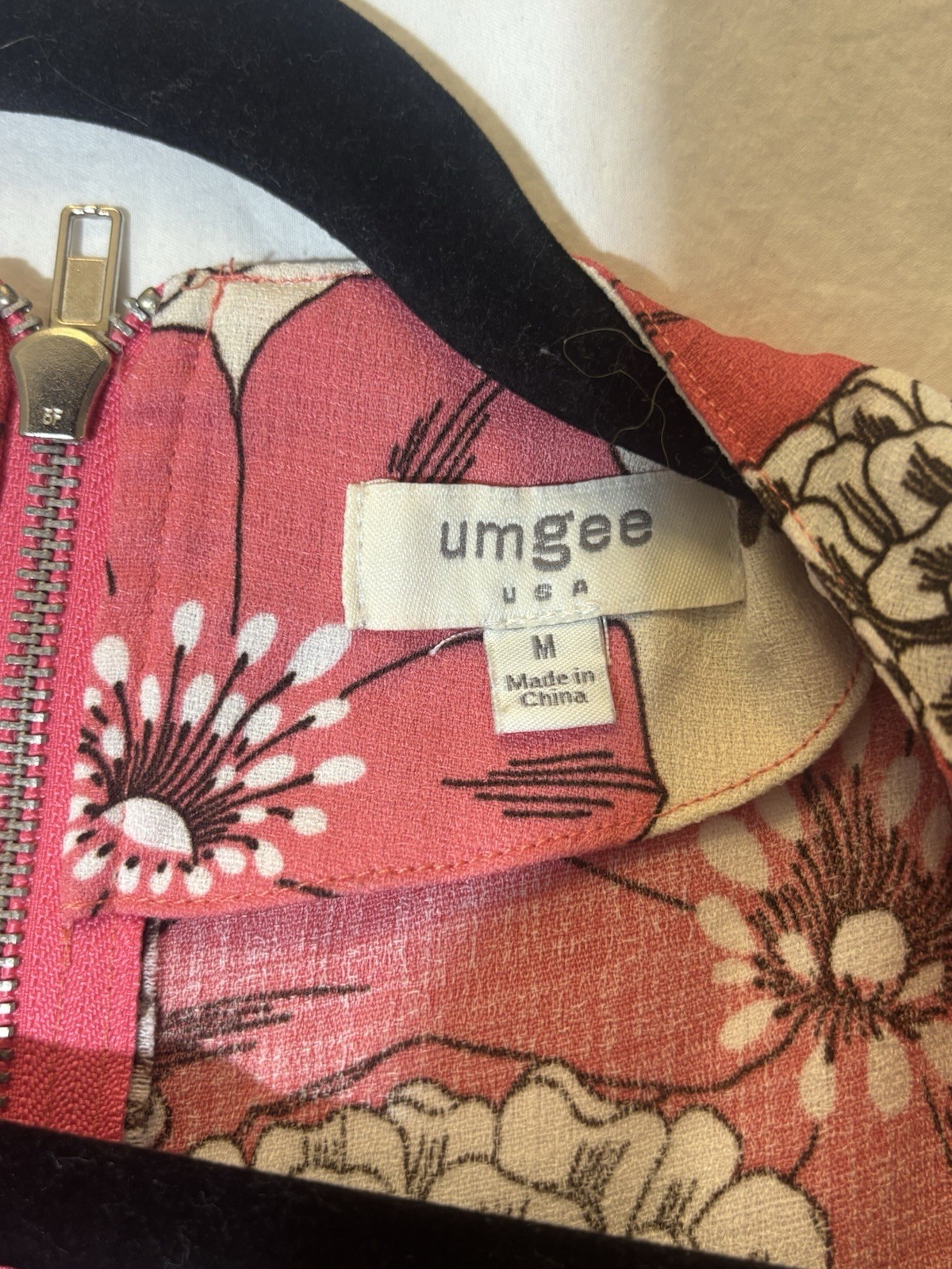 Umgee Cold Shoulder Top W/ Red Floral Print Size M HH7