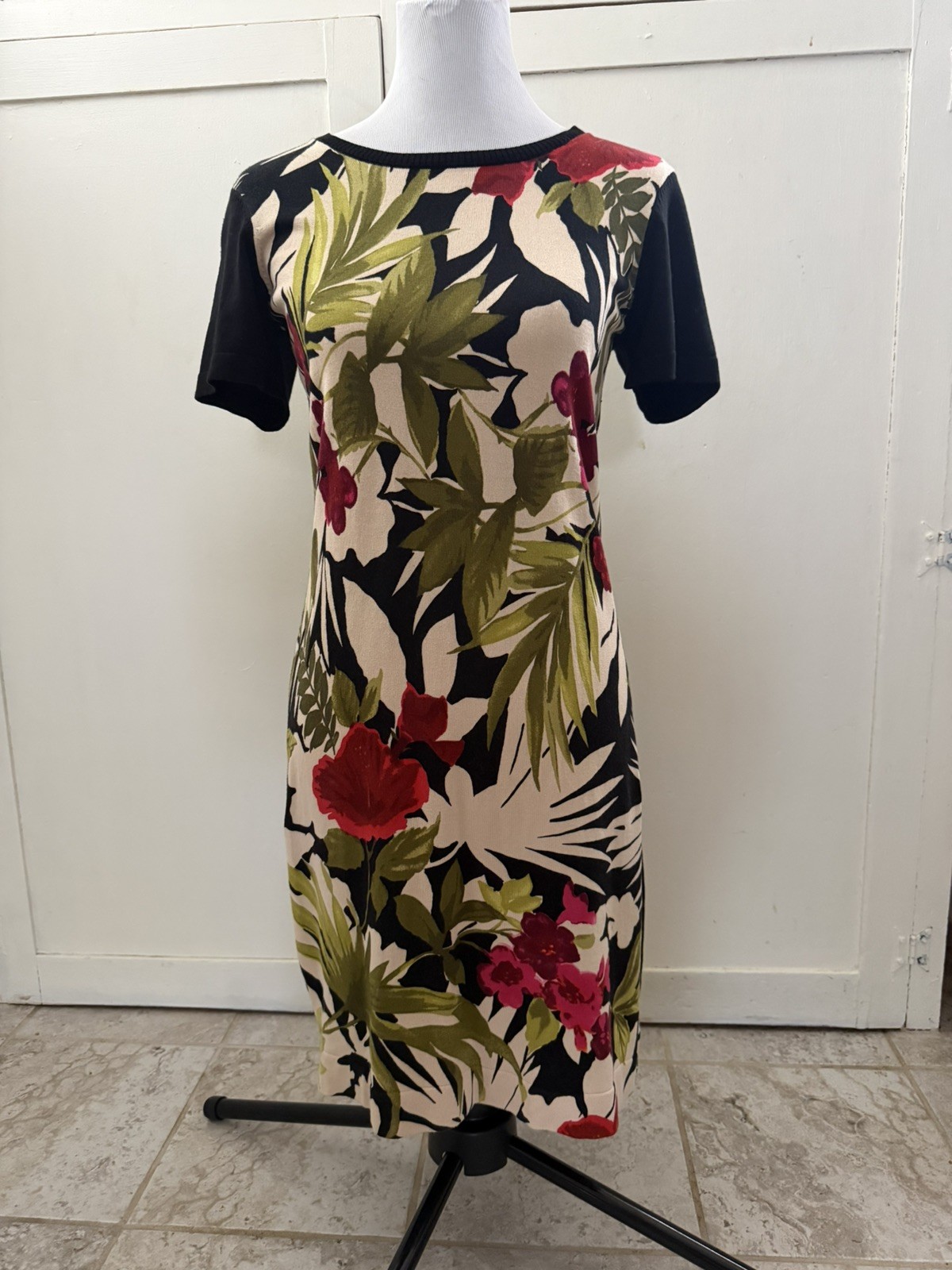 Tommy Bahama Tropical Floral and Black Short Sleeve Knee Length Size Small