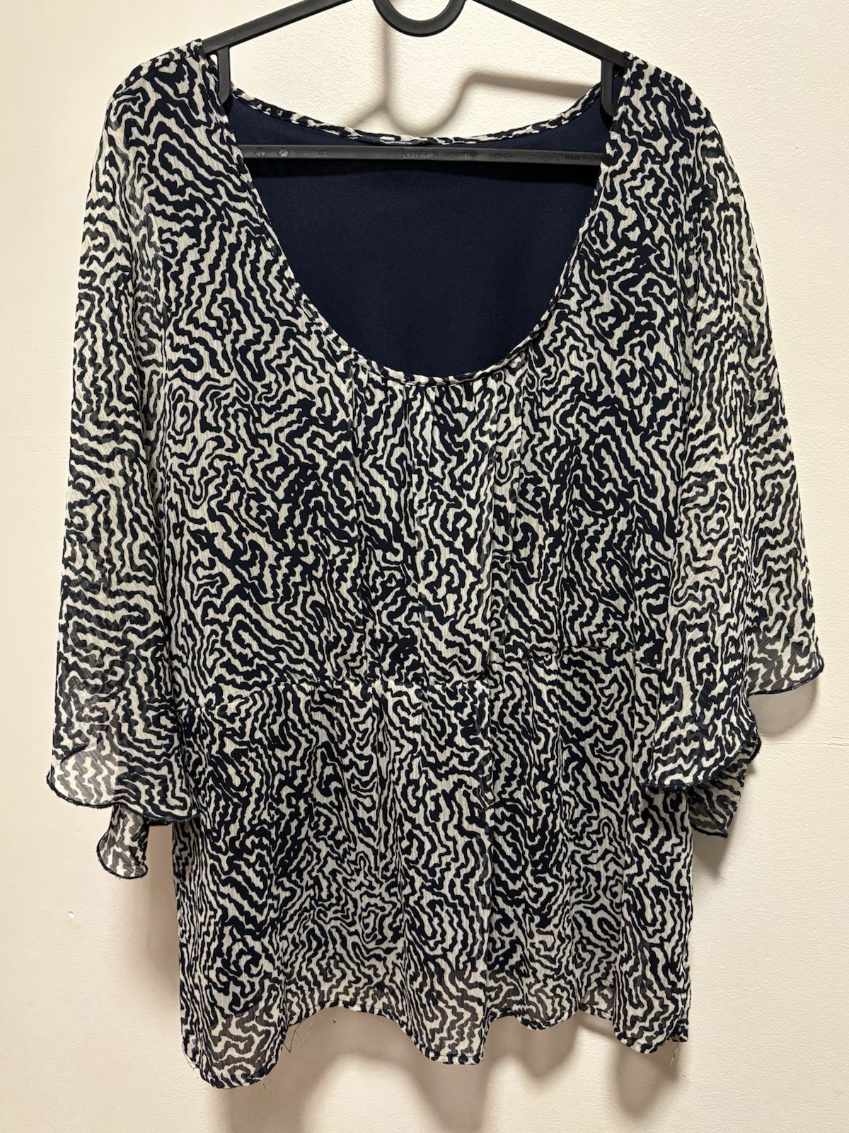 Reitmans Women’s Navy Cream Abstract Print Chiffon Flutter Sleeve Peplum Top