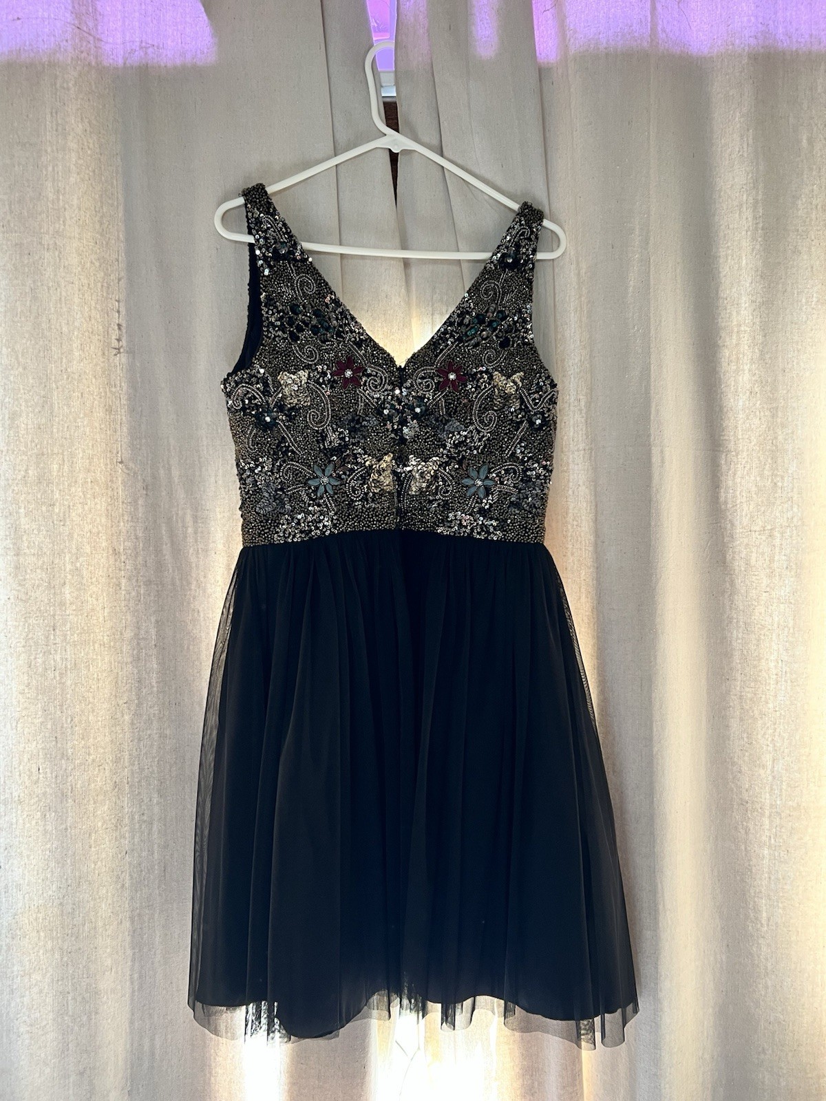Adrianna Papell Black/Silver Beaded Sequin V-Neck A-Line. Size 12