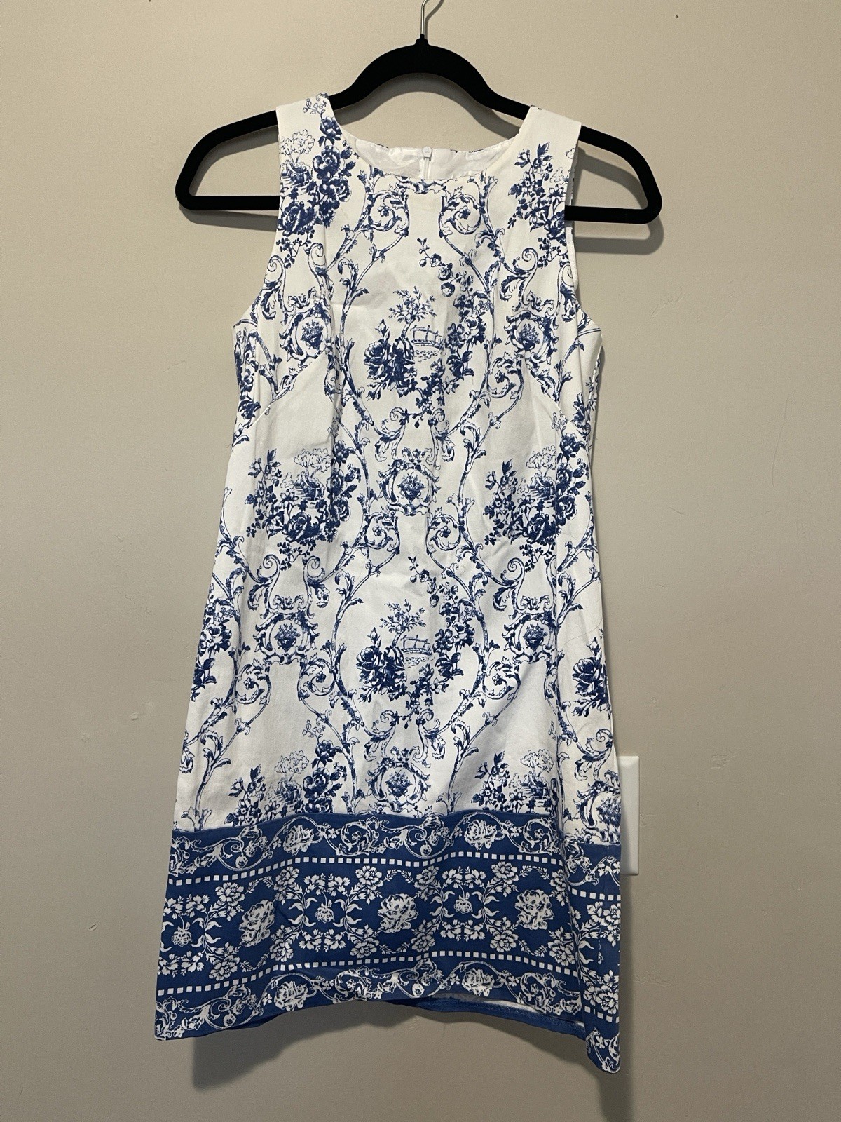 London Times White Blue Floral Shift Dress sz 2 Sleeveless Knee Length Scroll