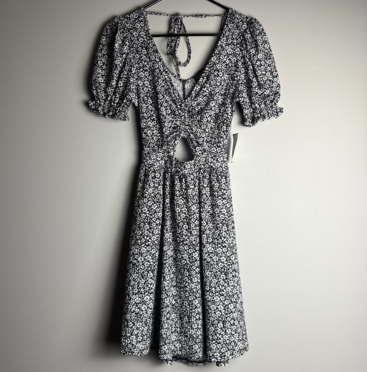 Crystal Doll Black & White Floral V-Neck Puff Sleeve Keyhole Midi Dress – S