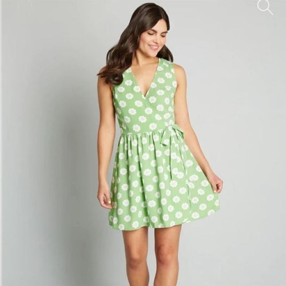 Modcloth Pose Without Saying Wrap Dress Green Floral Medium NWT