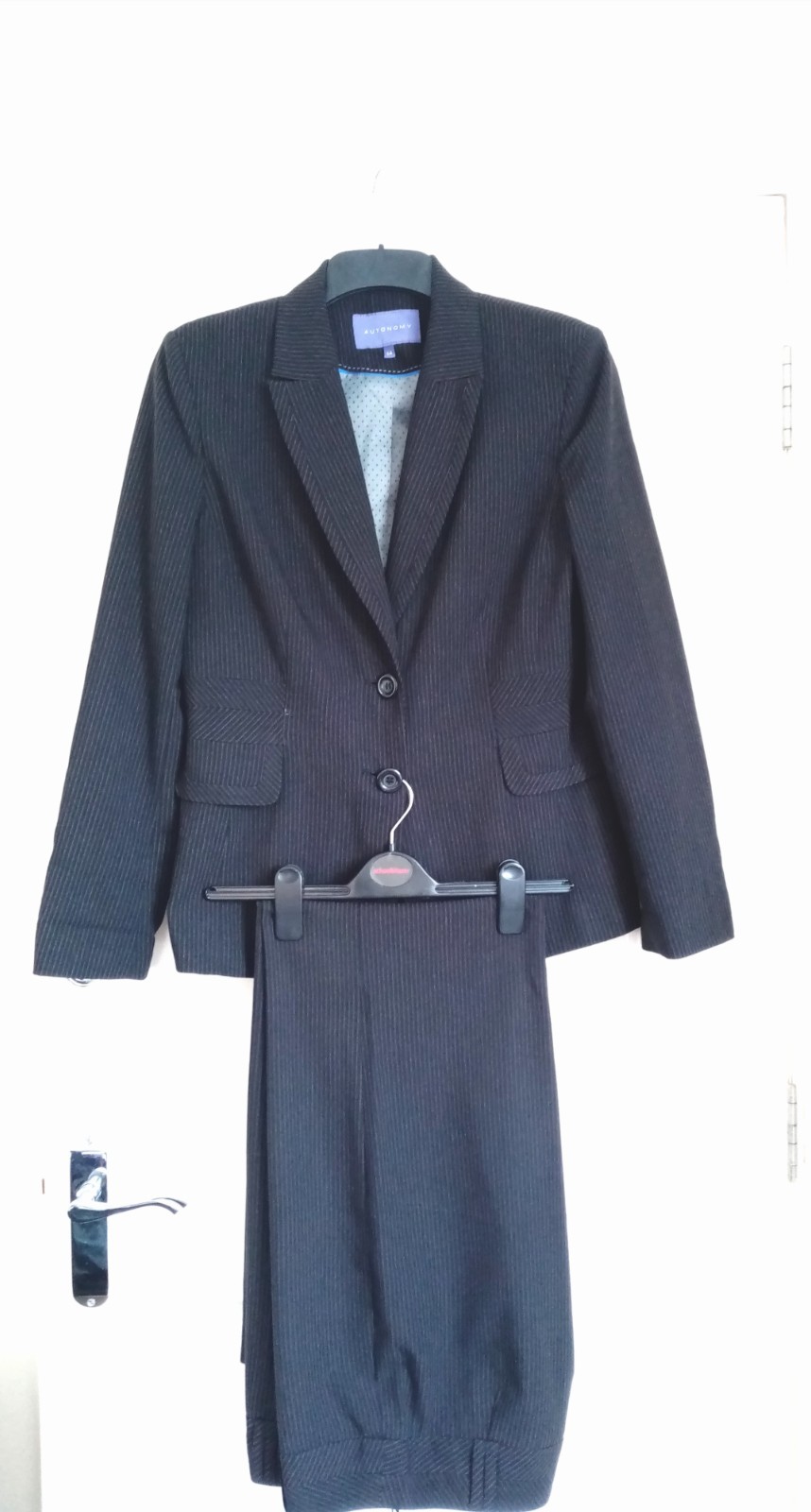 WOMEN BLACK STRIPPED 2 PIECE OFFICE TROUSERS SUIT JACKET. SIZE 14