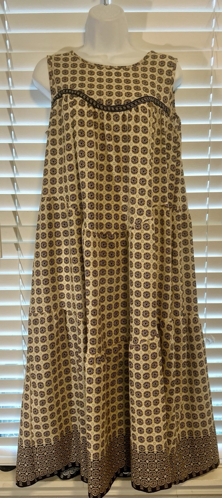 Max Studio Sleeveless Maxi Dress Cream With Black And Gold Size Small