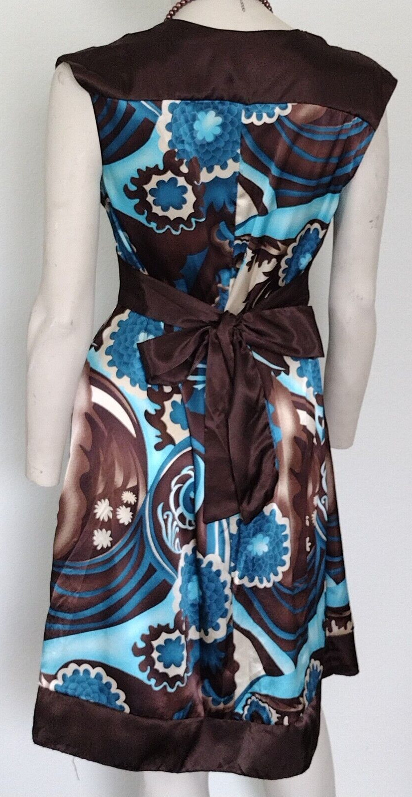 Woman A. Byer SATIN KNEE PULLOVER DRESS W/BACK TIE BELT Size 9 V-Neck Sleeveless