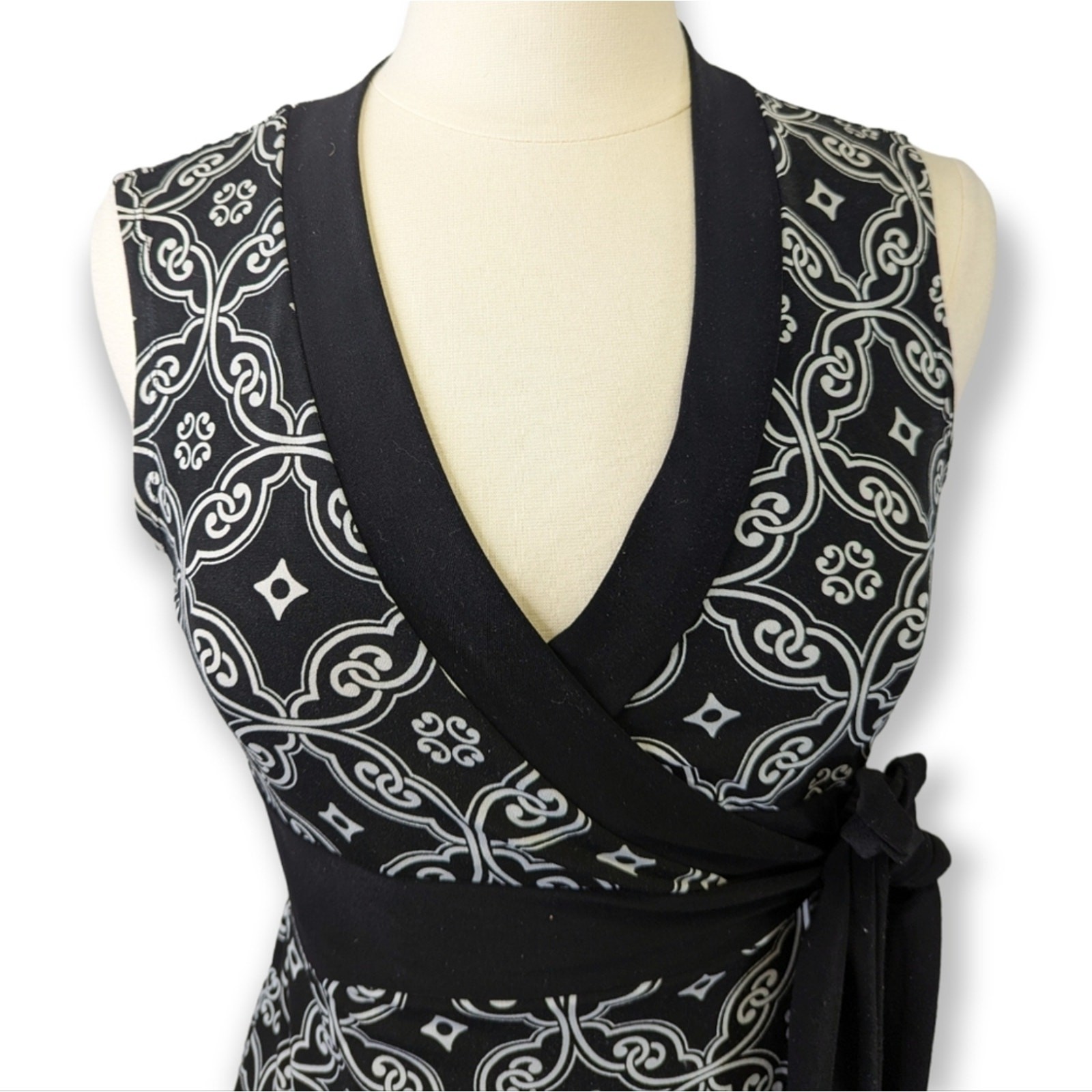 White House Black Market Wrap Monogram Dress Size XS Minimalist Business Casual