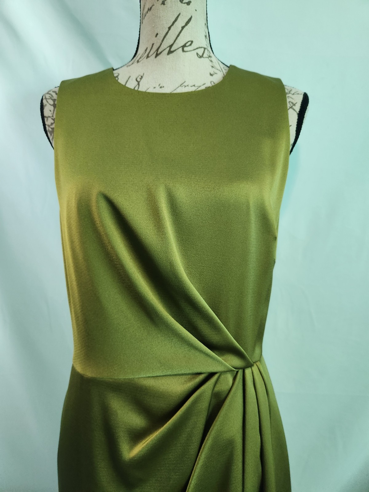 Alex Marie Green Satin Sleeveless Draped Formal Cocktail Dress. Size 8. RN 58909