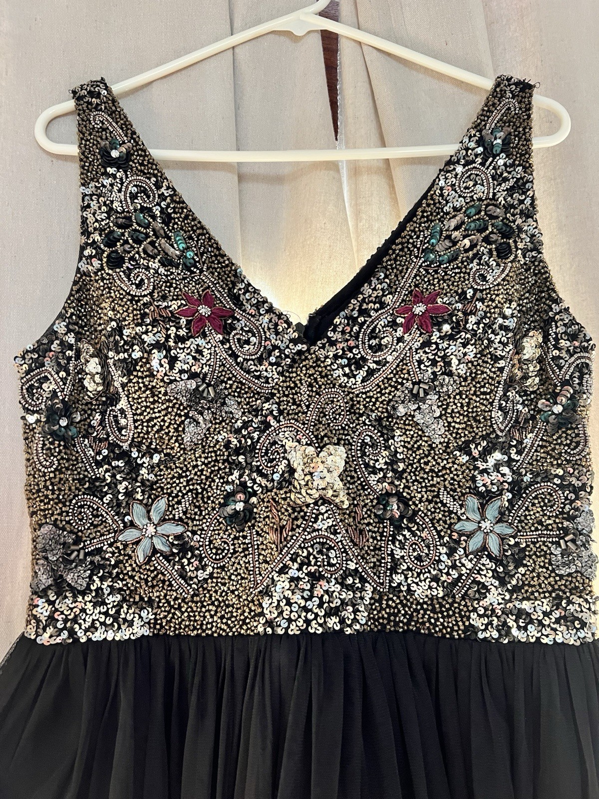 Adrianna Papell Black/Silver Beaded Sequin V-Neck A-Line. Size 12