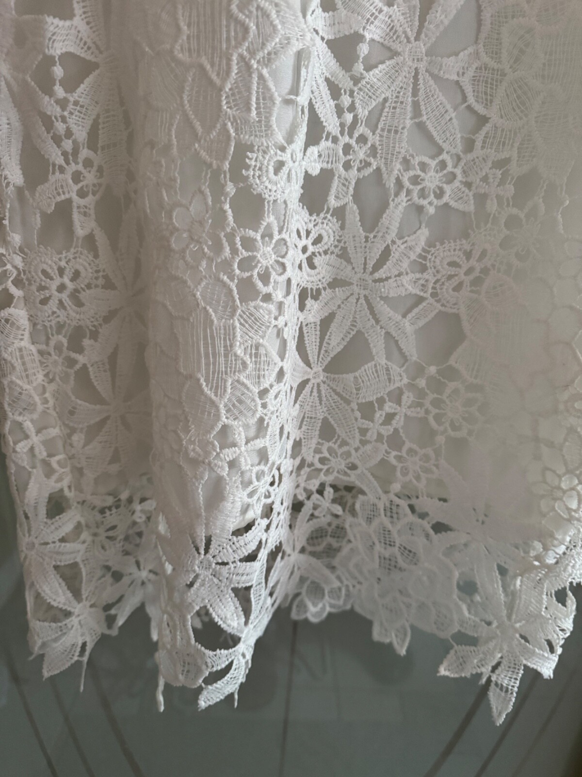 DO+BE SIZE MEDIUM WHITE FLORAL Collar LACE Crochet Overlay Lined Back Zip