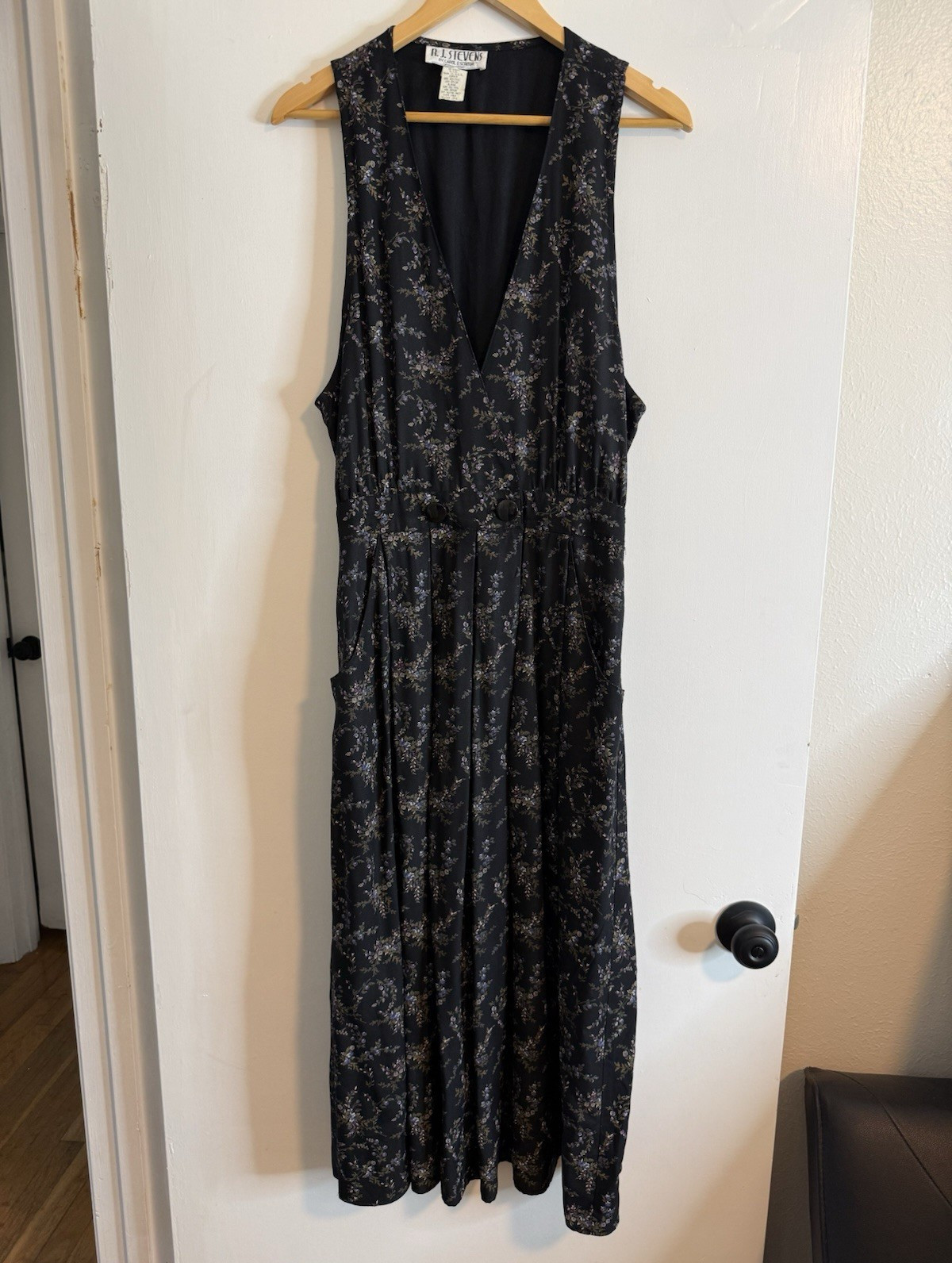 Vintage R.J. Stevens by Carol Escritor Women’s Black Floral V-Neck Long Jumper