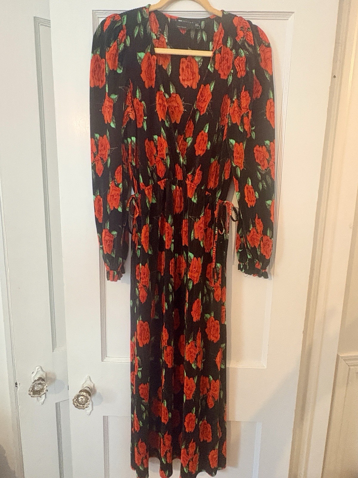ASOS DESIGN Black Red Green Floral Pleated A-Line V-Neck Long Sleeve Midi 4