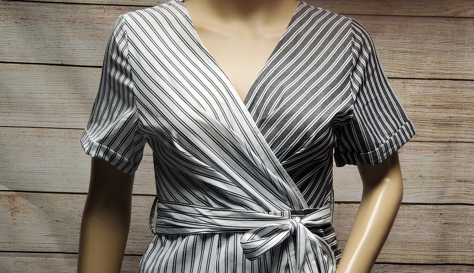 NWT VERY J M WHITE GRAY STRIPE V-NECK SURPLICE CUFFED HI-LOW BELTED BOHO DRESS