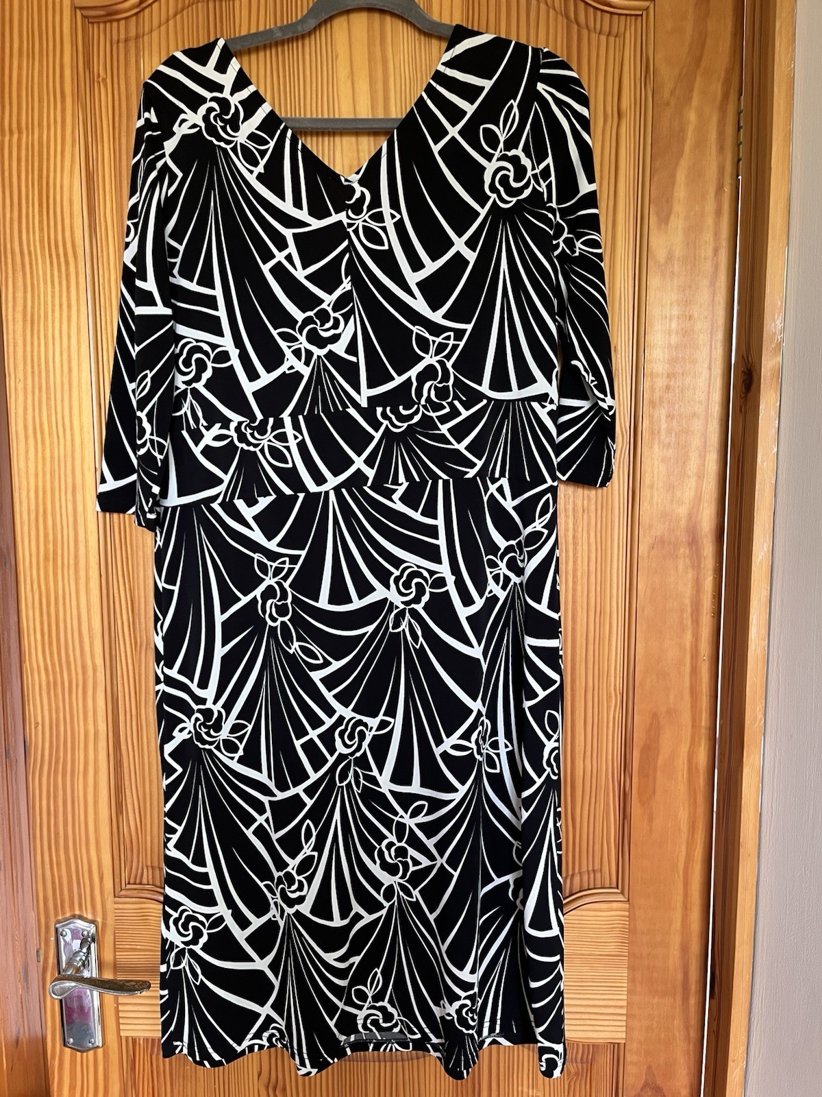V/Cross Over Top Black & Cream Print Shift Dress. Size 18